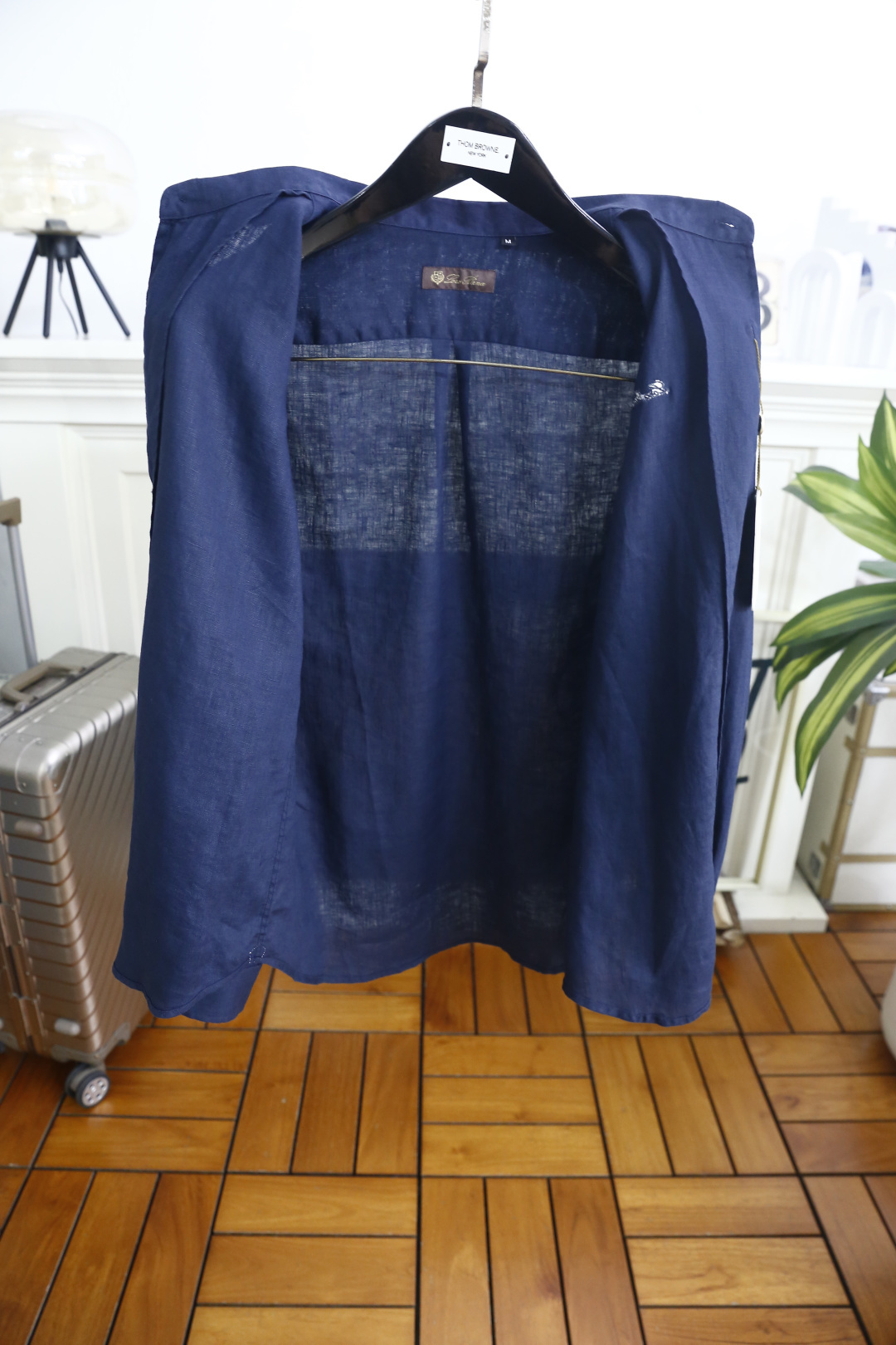🔥Loro Piana. 26夏季新品!时尚男士经典翻领长袖衬衫,利落领型修饰颈部线条,门襟搭配精致纽扣,整体剪裁宽松舒 🔥Loro Piana. 26夏季新品!时尚男士经典翻领长袖衬衫,利落领型修饰颈部线条,门襟搭配精致纽扣,整体剪裁宽松舒