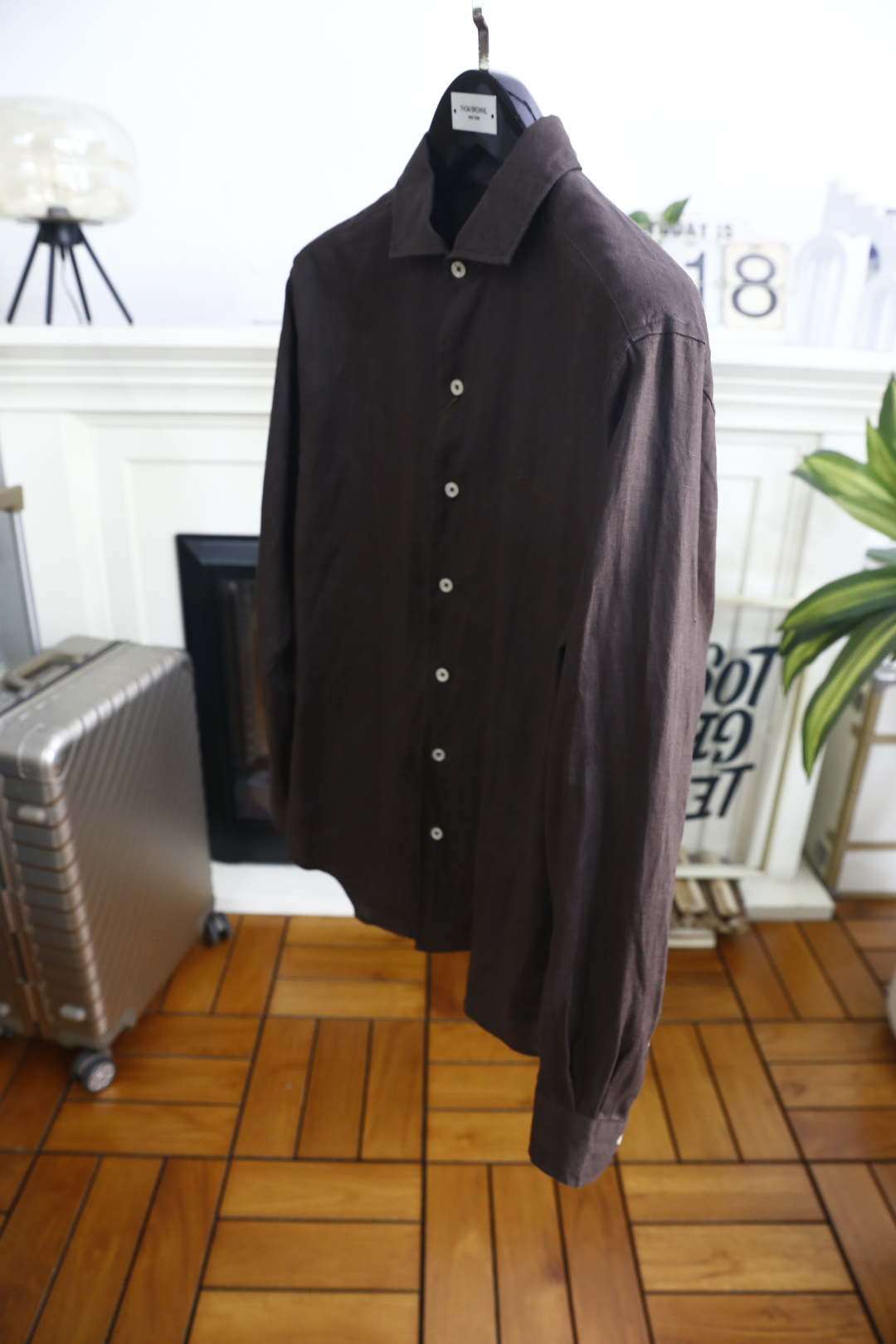 🔥Loro Piana. 26夏季新品！时尚男士经典翻领长袖衬衫，利落领型修饰颈部线条，门襟搭配精致纽扣，整体剪裁宽松舒