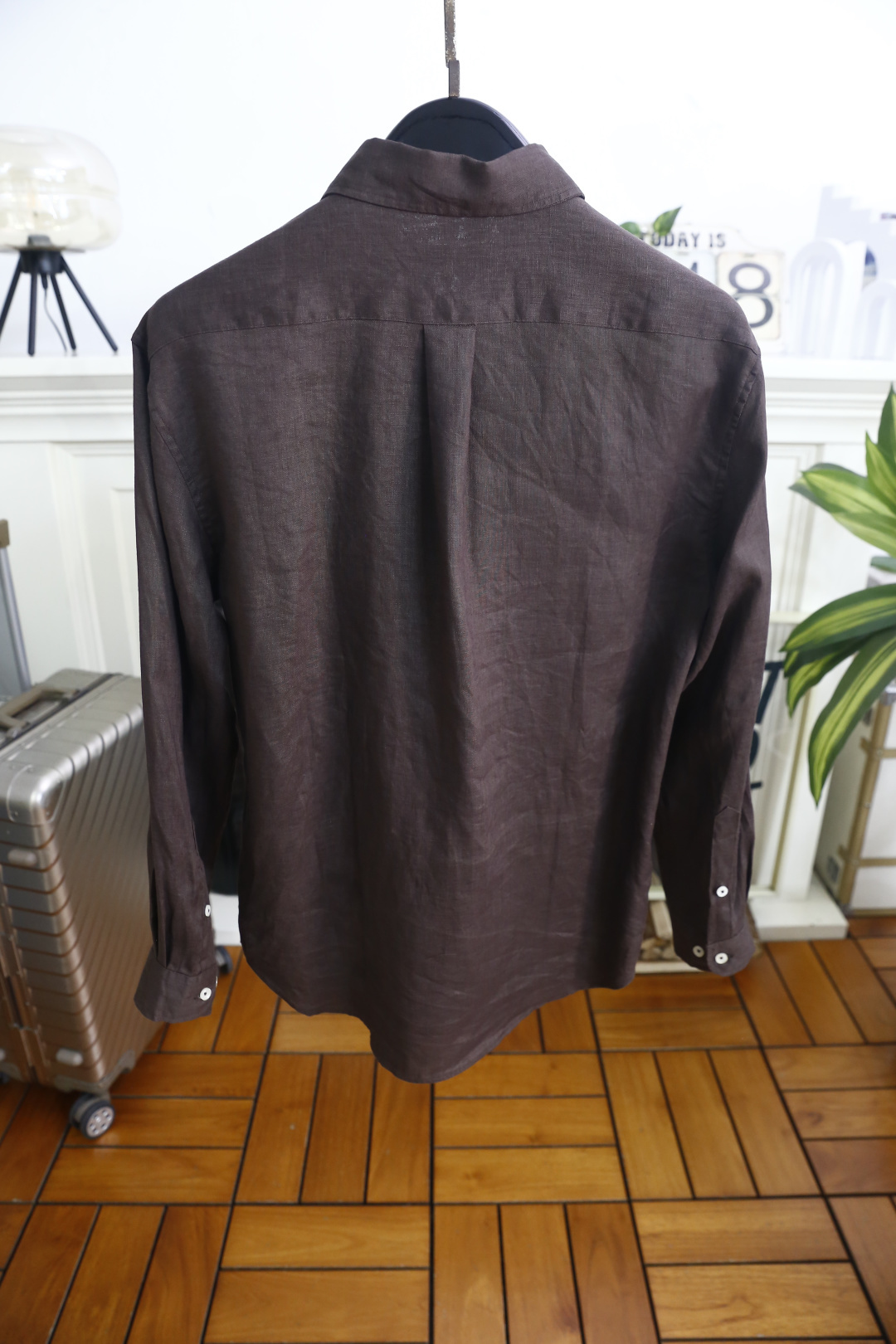 🔥Loro Piana. 26夏季新品！时尚男士经典翻领长袖衬衫，利落领型修饰颈部线条，门襟搭配精致纽扣，整体剪裁宽松舒