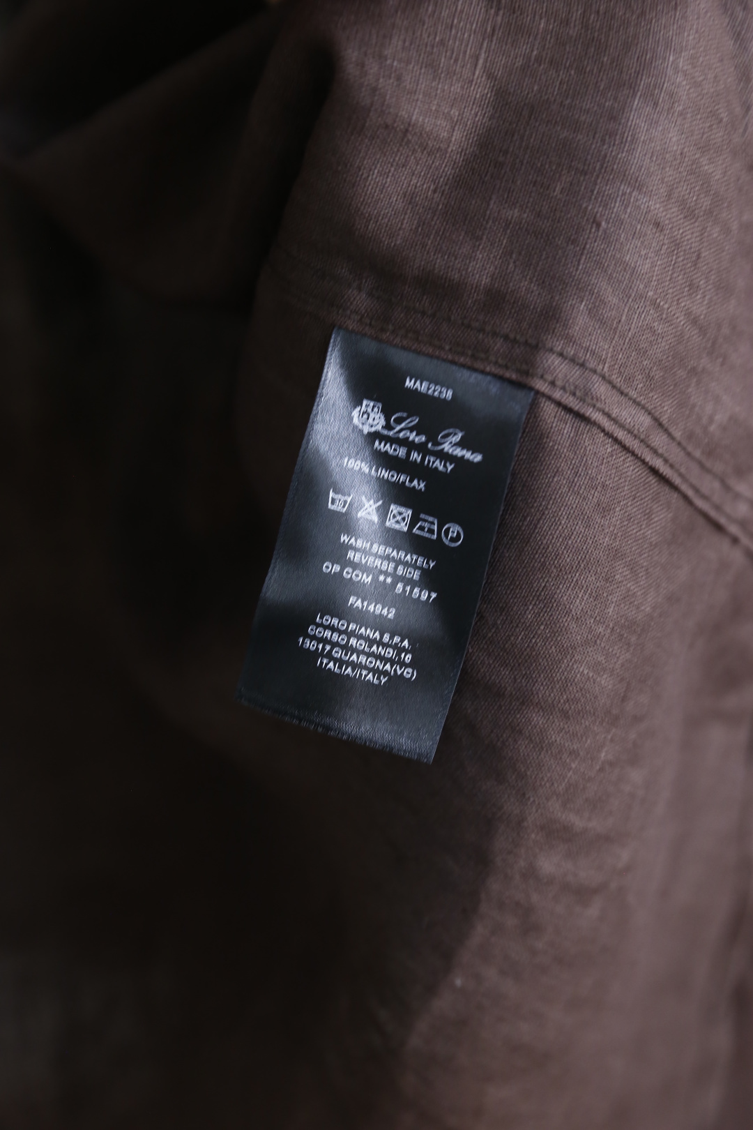 🔥Loro Piana. 26夏季新品！时尚男士经典翻领长袖衬衫，利落领型修饰颈部线条，门襟搭配精致纽扣，整体剪裁宽松舒