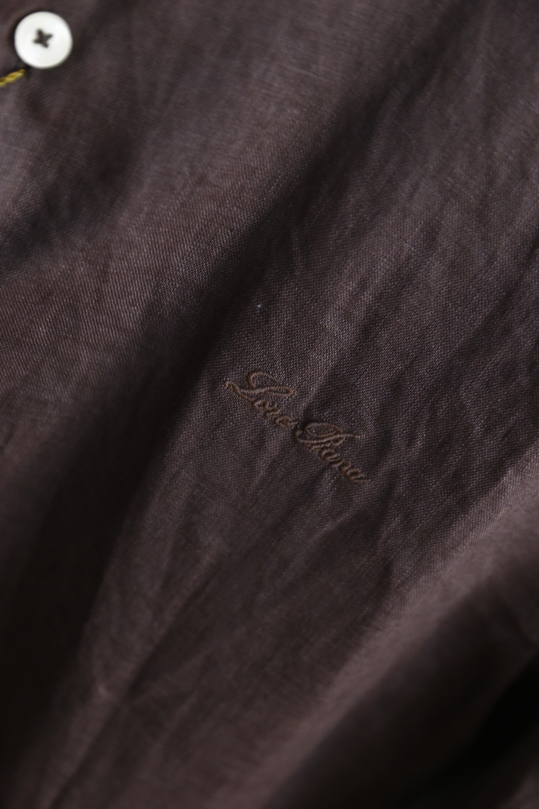 🔥Loro Piana. 26夏季新品！时尚男士经典翻领长袖衬衫，利落领型修饰颈部线条，门襟搭配精致纽扣，整体剪裁宽松舒