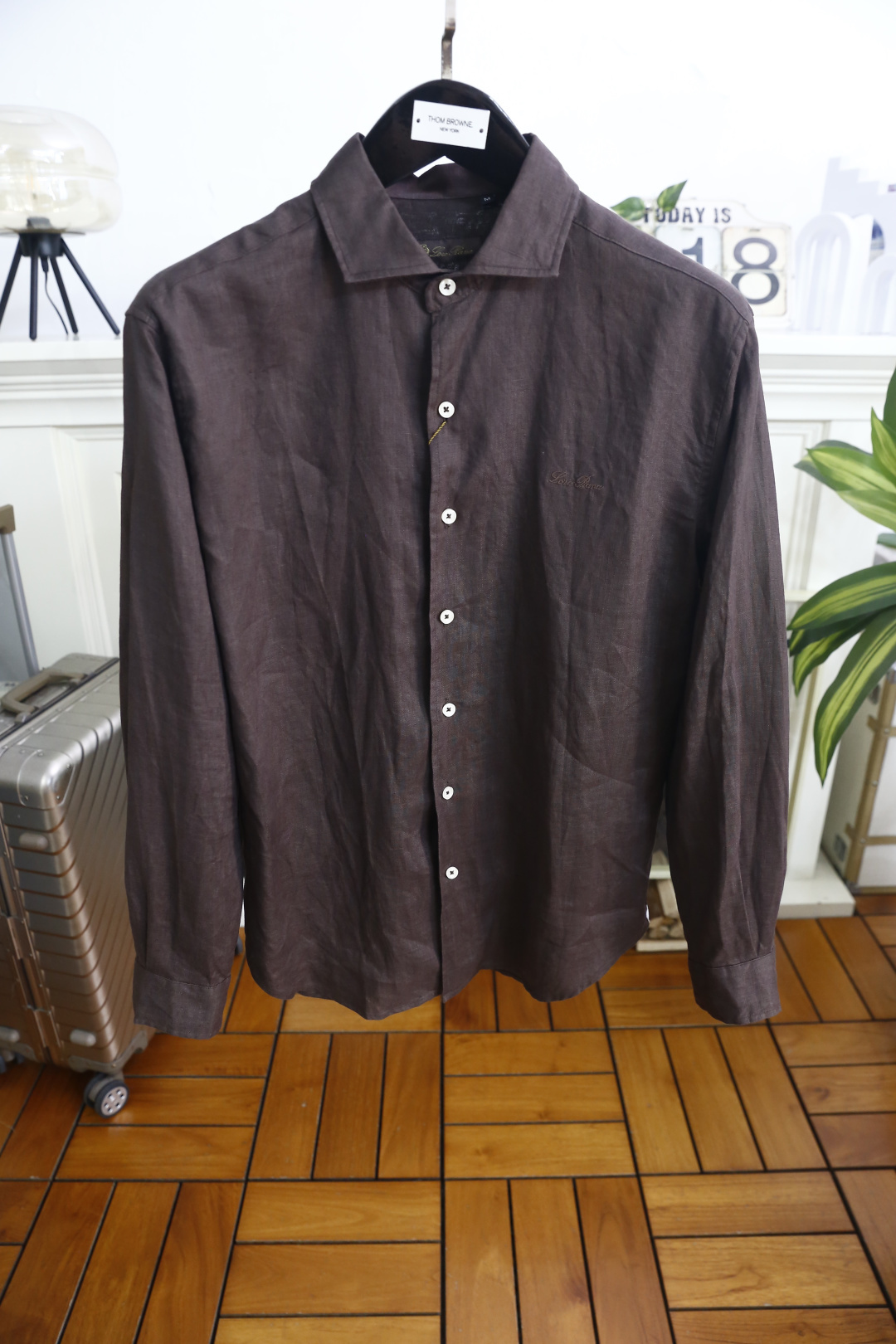 🔥Loro Piana. 26夏季新品！时尚男士经典翻领长袖衬衫，利落领型修饰颈部线条，门襟搭配精致纽扣，整体剪裁宽松舒