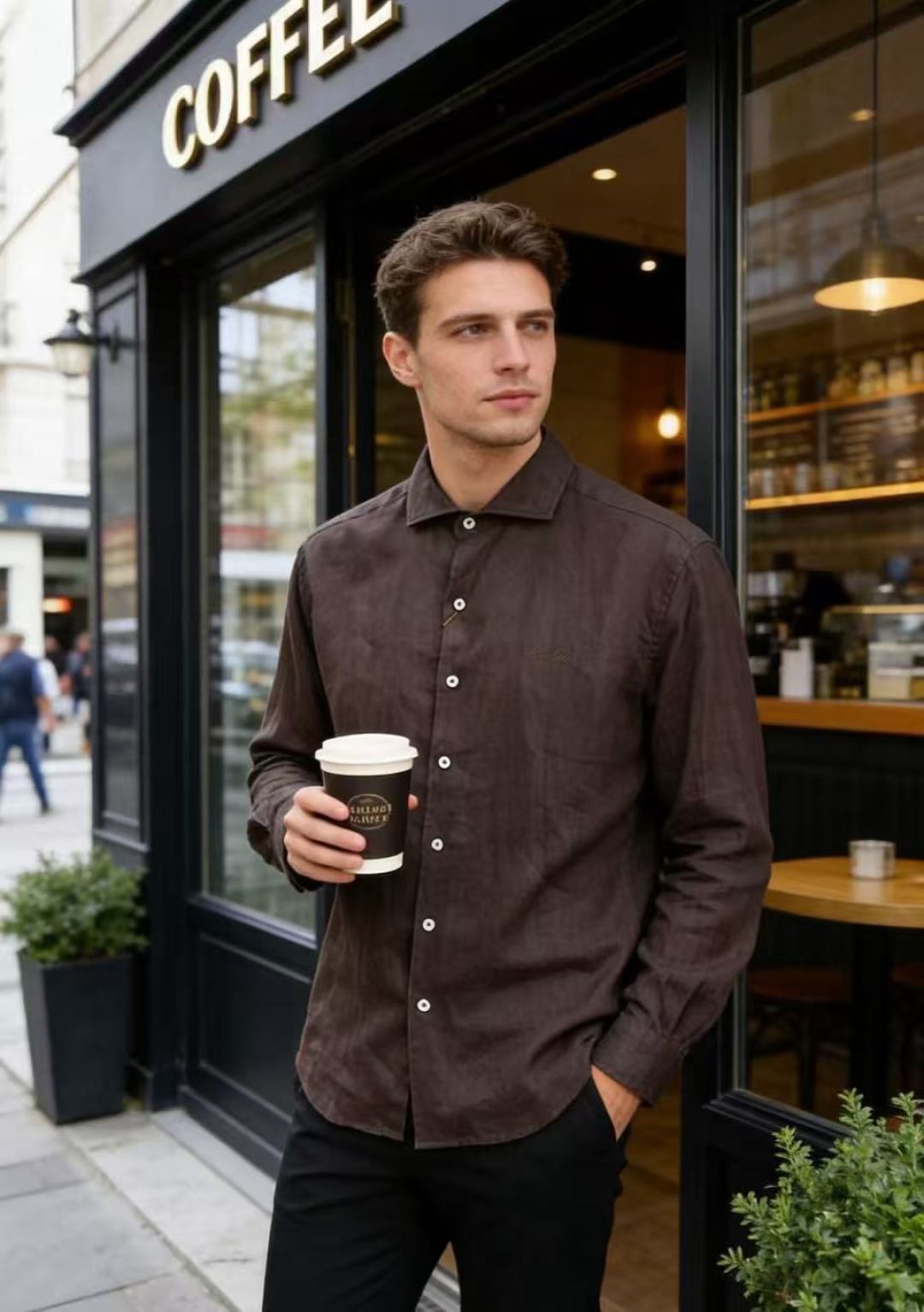 🔥Loro Piana. 26夏季新品！时尚男士经典翻领长袖衬衫，利落领型修饰颈部线条，门襟搭配精致纽扣，整体剪裁宽松舒
