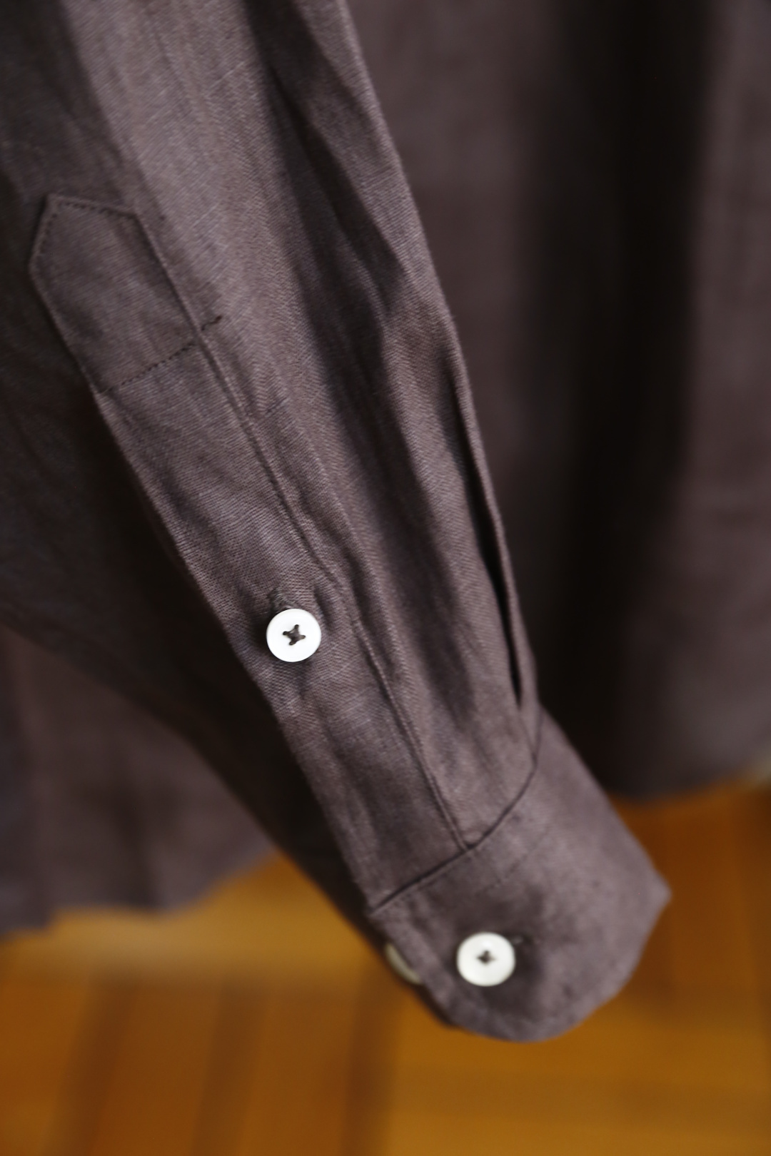 🔥Loro Piana. 26夏季新品！时尚男士经典翻领长袖衬衫，利落领型修饰颈部线条，门襟搭配精致纽扣，整体剪裁宽松舒