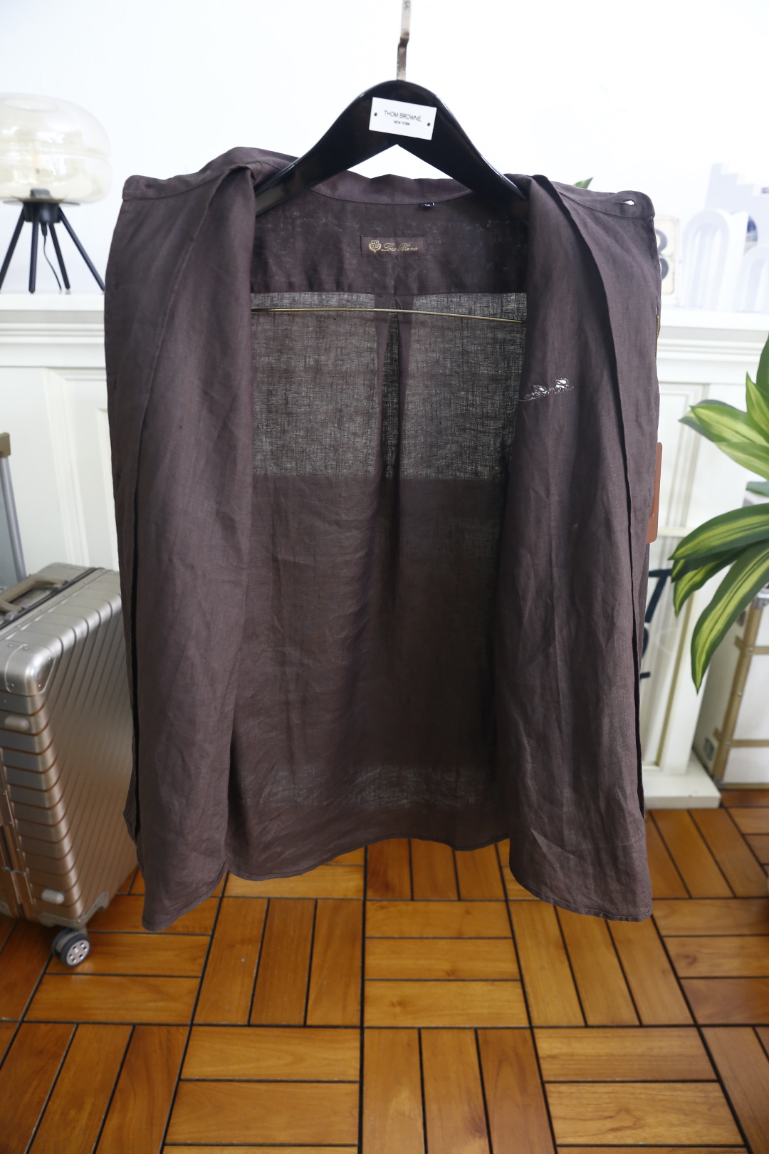 🔥Loro Piana. 26夏季新品！时尚男士经典翻领长袖衬衫，利落领型修饰颈部线条，门襟搭配精致纽扣，整体剪裁宽松舒