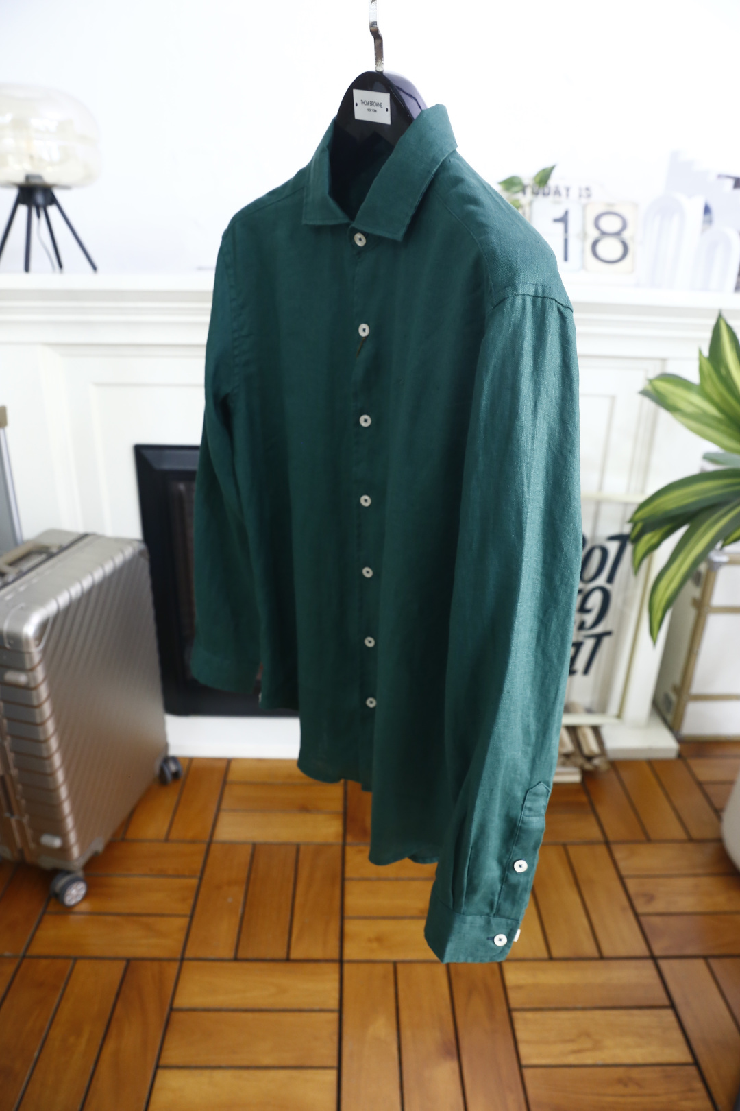 🔥Loro Piana. 26夏季新品！时尚男士经典翻领长袖衬衫，利落领型修饰颈部线条，门襟搭配精致纽扣，整体剪裁宽松舒