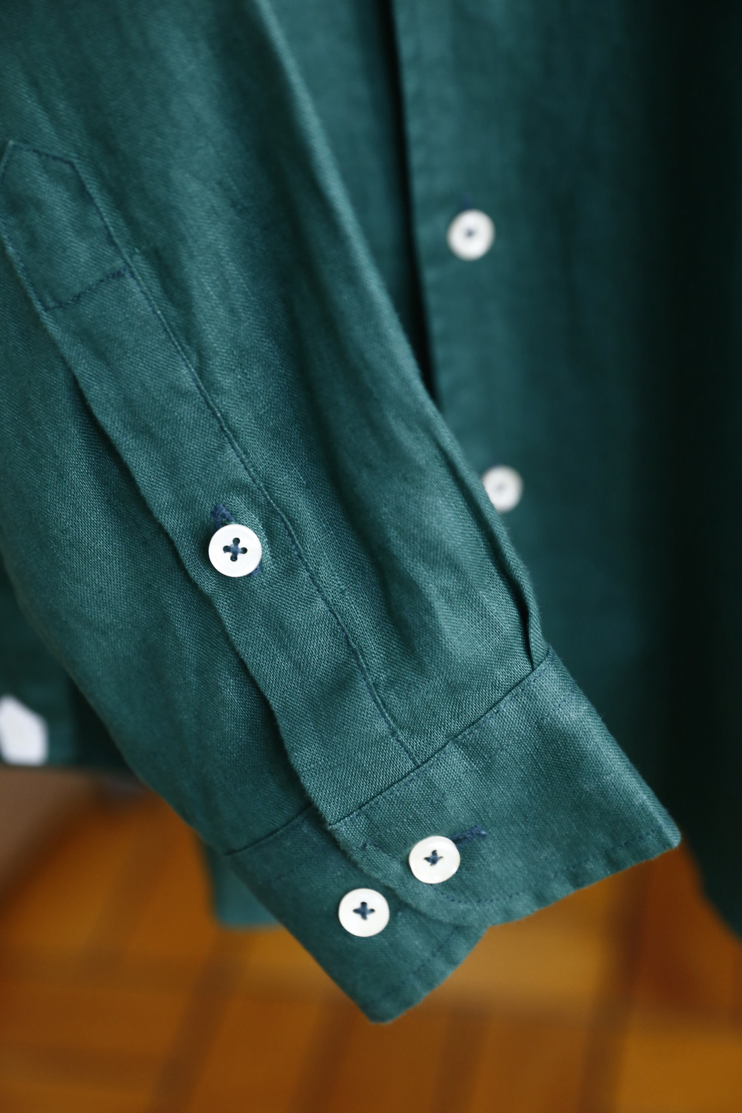 🔥Loro Piana. 26夏季新品！时尚男士经典翻领长袖衬衫，利落领型修饰颈部线条，门襟搭配精致纽扣，整体剪裁宽松舒