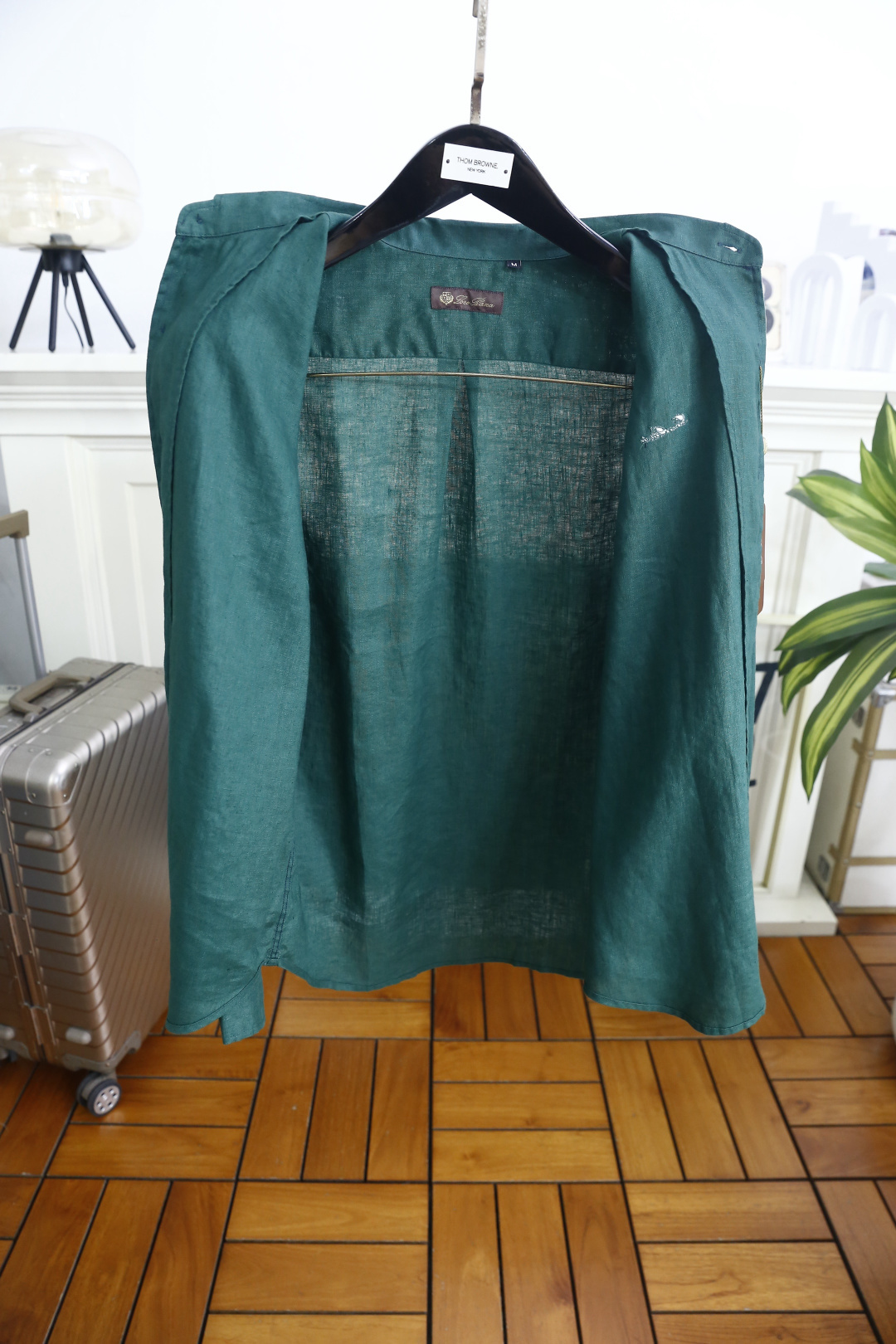 🔥Loro Piana. 26夏季新品！时尚男士经典翻领长袖衬衫，利落领型修饰颈部线条，门襟搭配精致纽扣，整体剪裁宽松舒