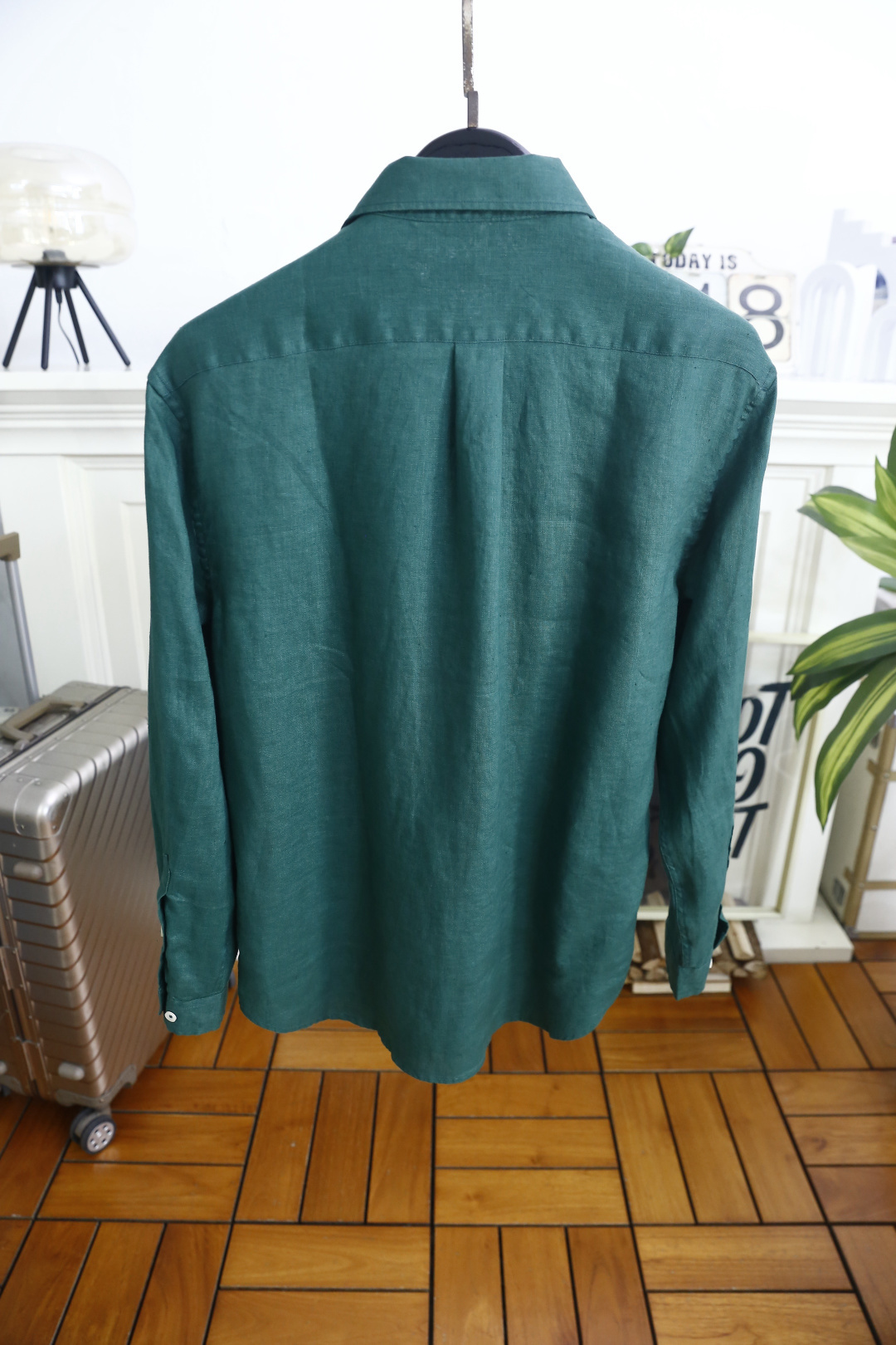 🔥Loro Piana. 26夏季新品！时尚男士经典翻领长袖衬衫，利落领型修饰颈部线条，门襟搭配精致纽扣，整体剪裁宽松舒