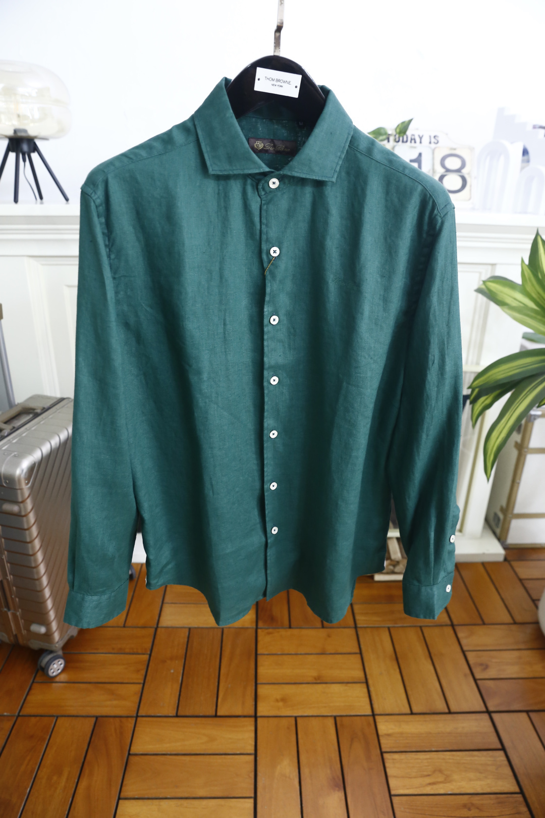 🔥Loro Piana. 26夏季新品！时尚男士经典翻领长袖衬衫，利落领型修饰颈部线条，门襟搭配精致纽扣，整体剪裁宽松舒