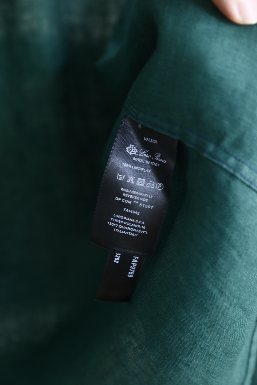 🔥Loro Piana. 26夏季新品！时尚男士经典翻领长袖衬衫，利落领型修饰颈部线条，门襟搭配精致纽扣，整体剪裁宽松舒