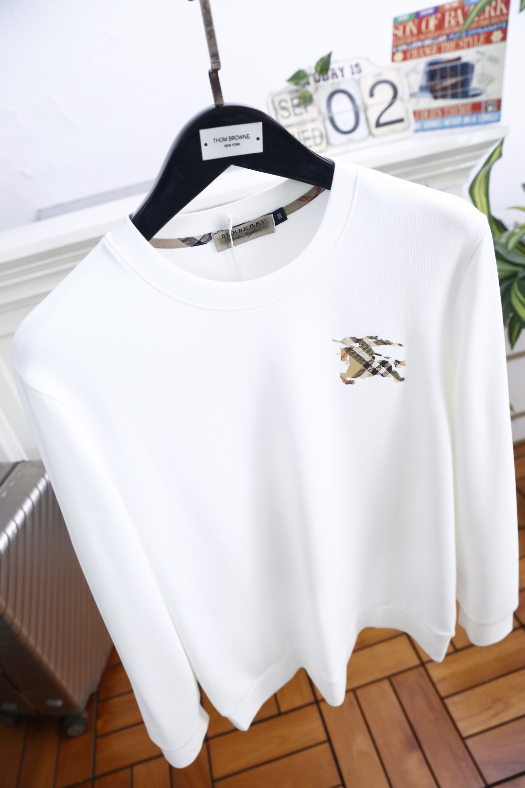 🔥巴宝丽. 26秋季新品!时尚男士圆领卫衣,左胸格纹战马刺绣精致点缀,简约圆领做工考究,版型宽松有度,上身干净清爽,设计 🔥巴宝丽. 26秋季新品!时尚男士圆领卫衣,左胸格纹战马刺绣精致点缀,简约圆领做工考究,版型宽松有度,上身干净清爽,设计