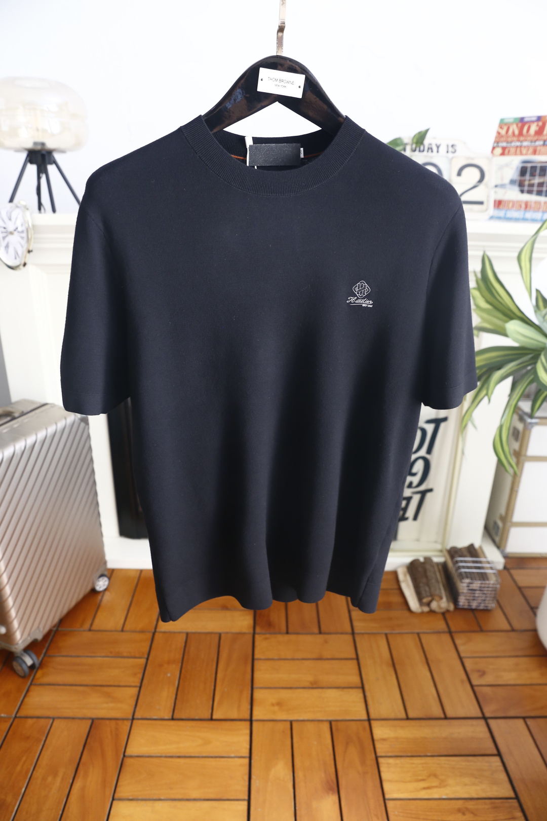 🔥爱马仕. 26秋季新品!时尚男士针织短袖,左胸精致小巧刺绣标识低调点缀,简约圆领设计利落得体,版型合身不紧绷,整体干净 🔥爱马仕. 26秋季新品!时尚男士针织短袖,左胸精致小巧刺绣标识低调点缀,简约圆领设计利落得体,版型合身不紧绷,整体干净