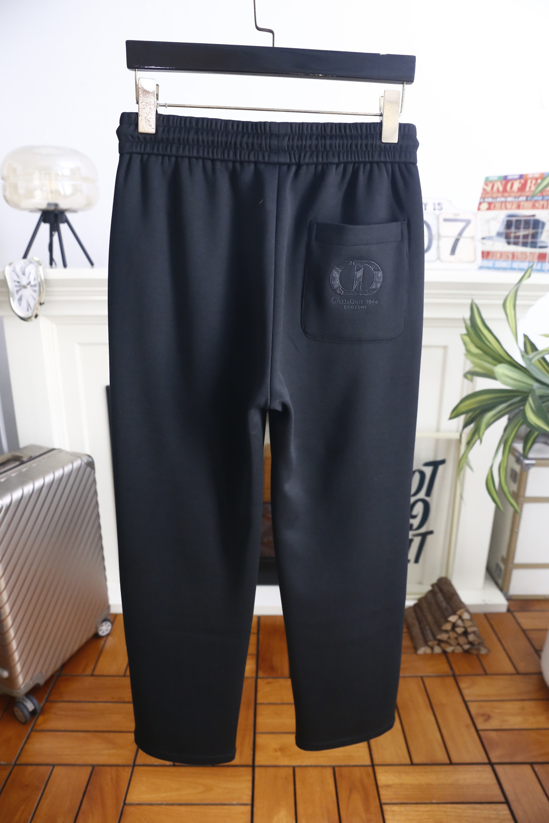 🔥迪奥. 26秋季新品！时尚男士轻奢休闲卫裤，弹力松紧腰舒适自在，后袋精致刺绣标识低调彰显大牌格调。利落直筒版型修饰线条