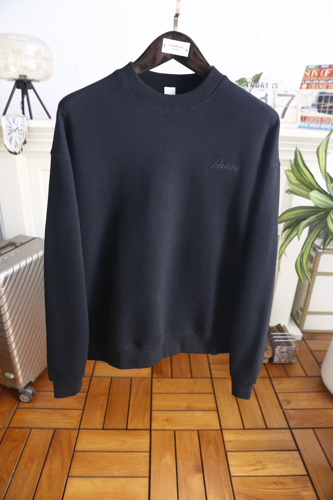 🔥布里奥尼. 26秋季新品！时尚男士百搭圆领卫衣，自带意式大牌松弛气场，胸口简约手写刺绣标识低调精致，细节尽显考究工艺，