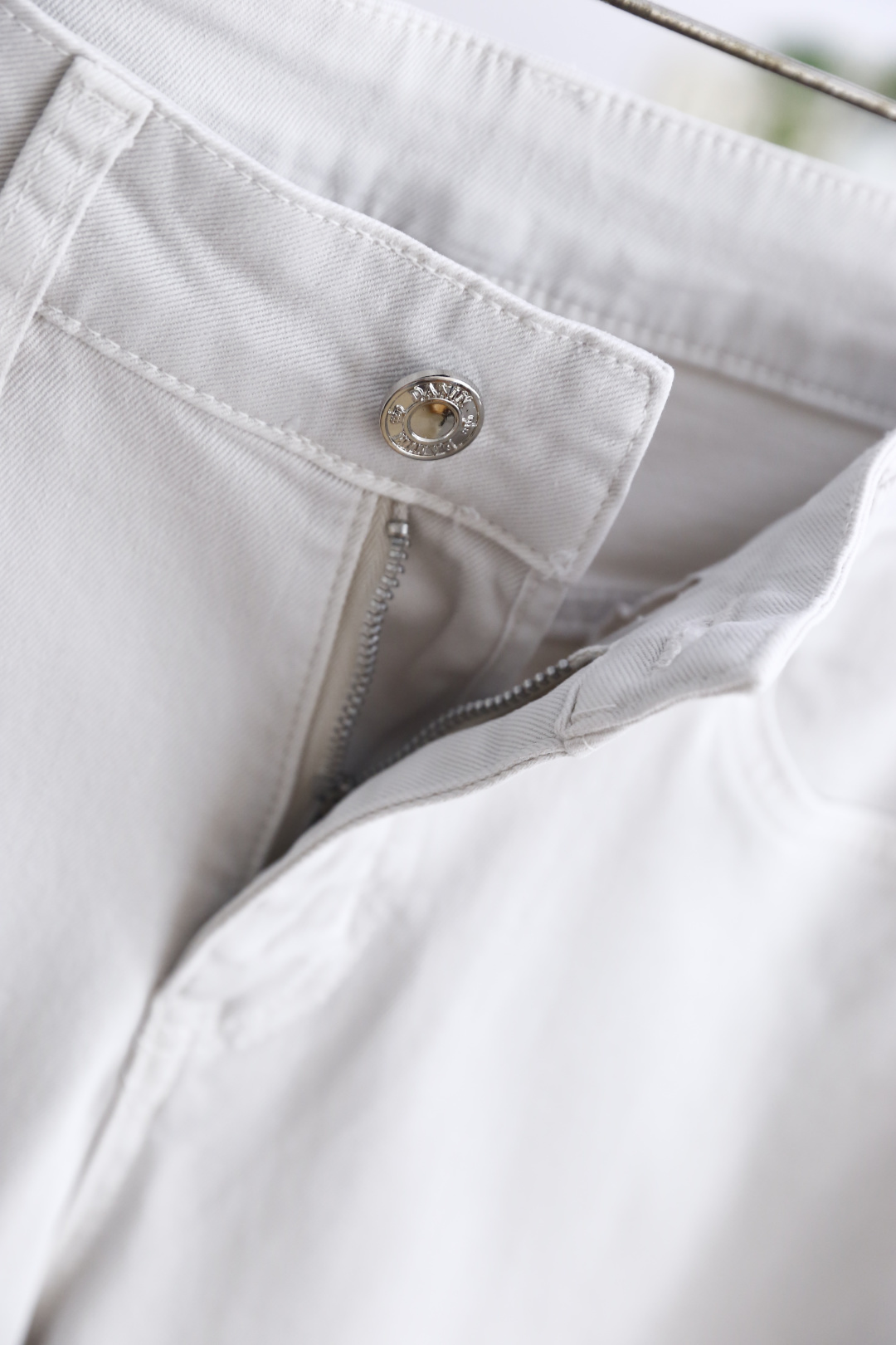 🔥Loro Piana. 26夏季新品！时尚男士百搭休闲长裤👍经典五袋式裤型搭配标准腰袢设计，后腰配有皮质标牌装饰，后袋