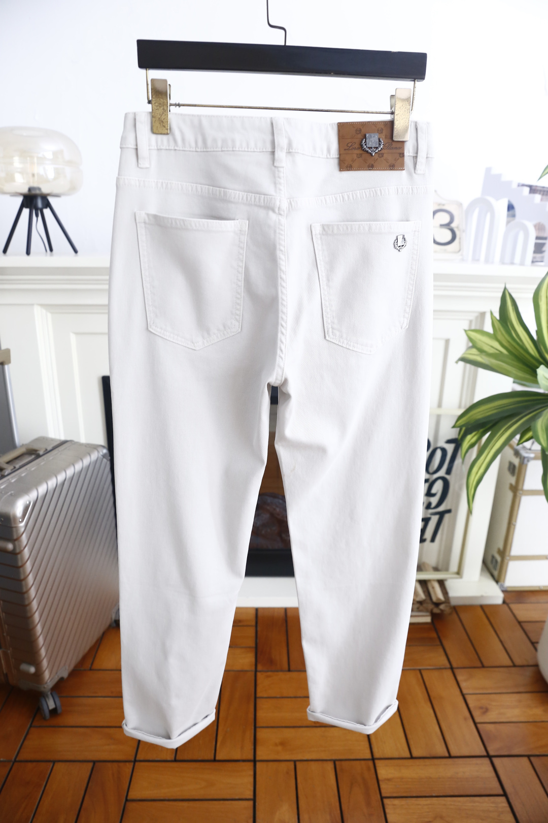 🔥Loro Piana. 26夏季新品！时尚男士百搭休闲长裤👍经典五袋式裤型搭配标准腰袢设计，后腰配有皮质标牌装饰，后袋
