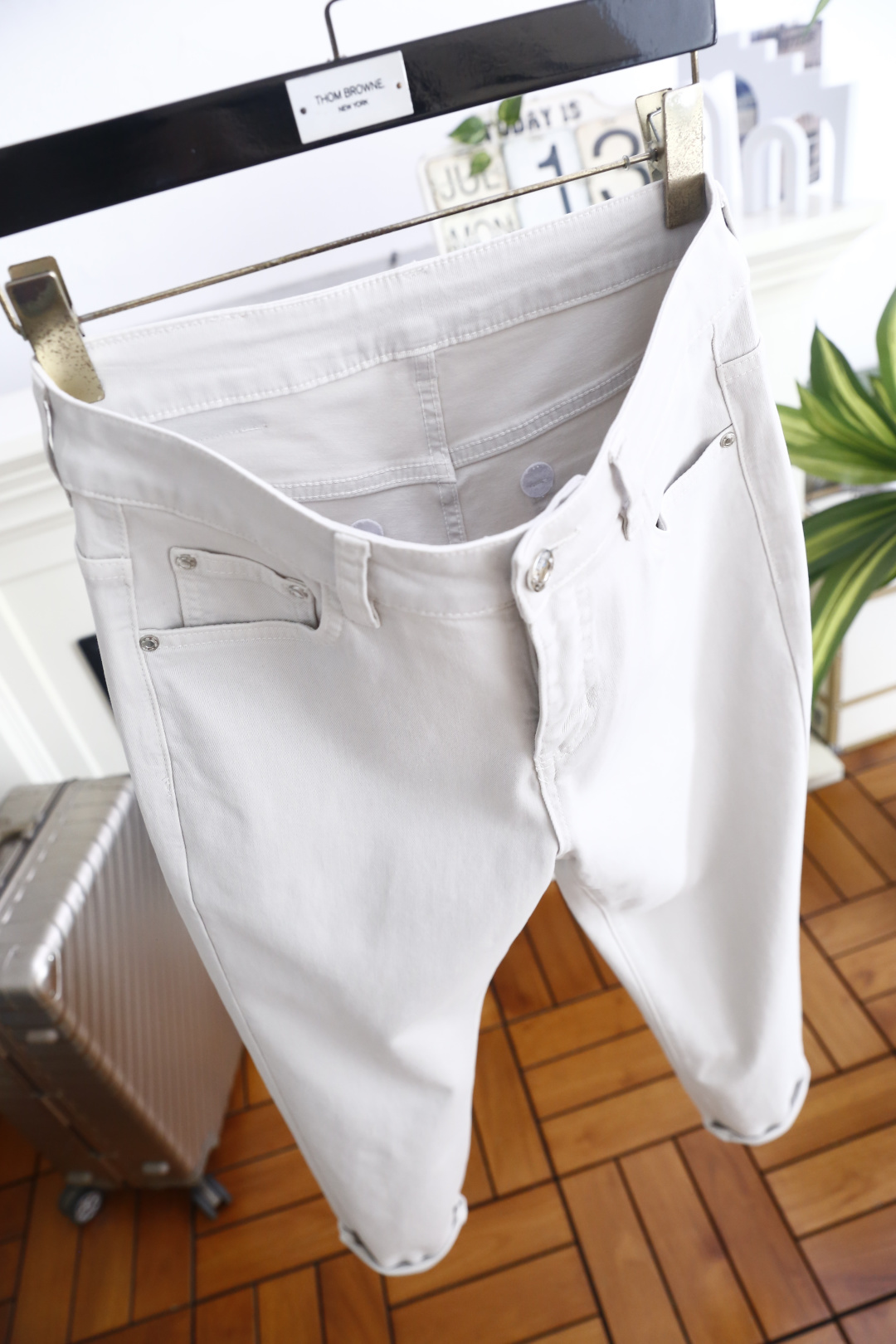 🔥Loro Piana. 26夏季新品！时尚男士百搭休闲长裤👍经典五袋式裤型搭配标准腰袢设计，后腰配有皮质标牌装饰，后袋