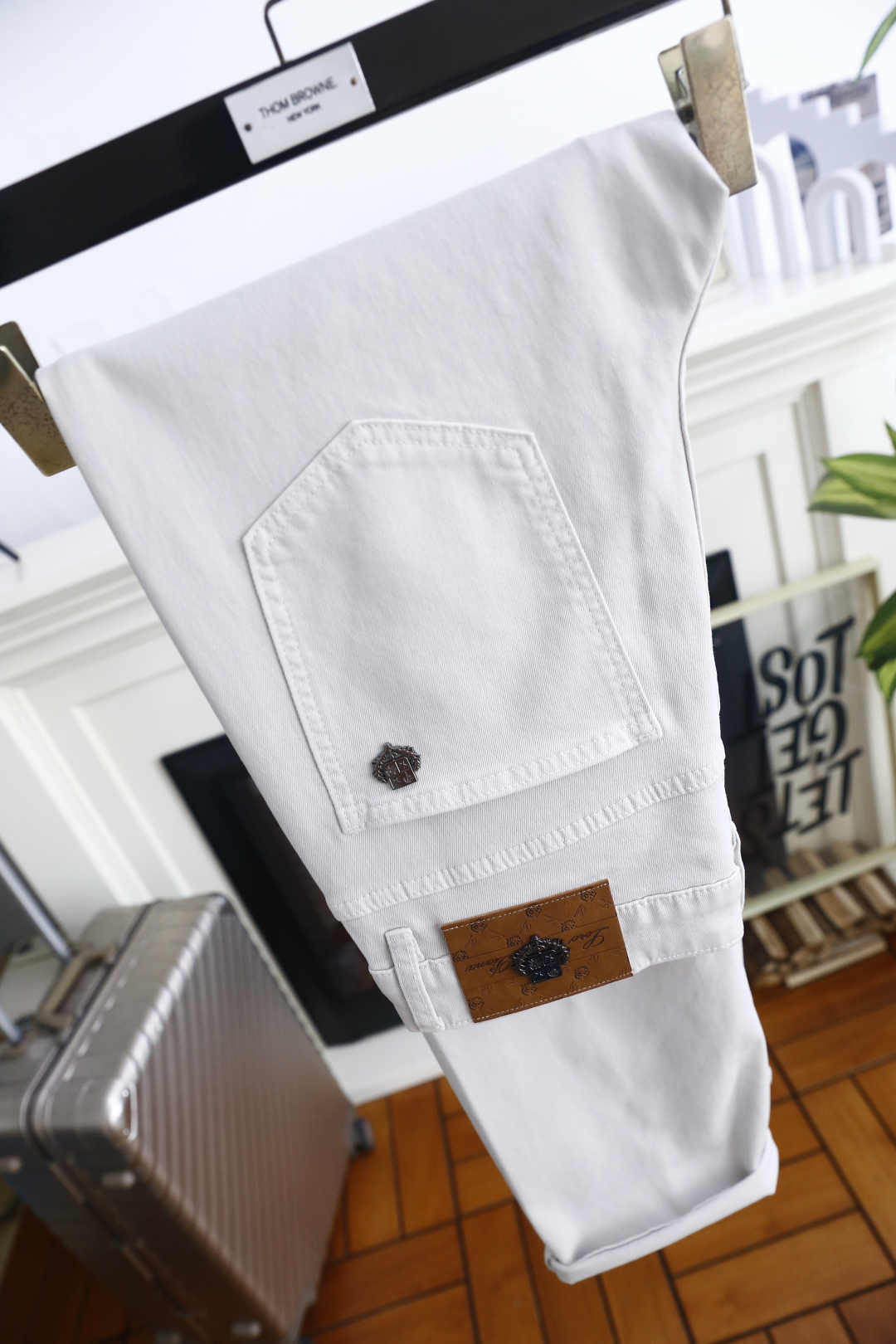 🔥Loro Piana. 26夏季新品！时尚男士百搭休闲长裤👍经典五袋式裤型搭配标准腰袢设计，后腰配有皮质标牌装饰，后袋