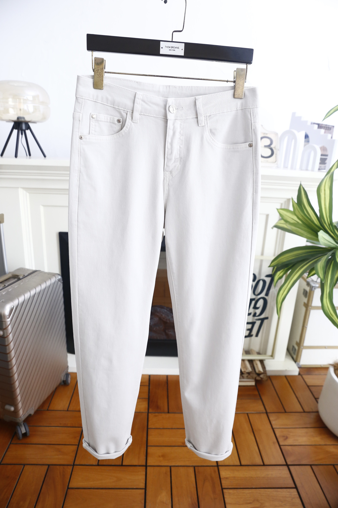 🔥Loro Piana. 26夏季新品！时尚男士百搭休闲长裤👍经典五袋式裤型搭配标准腰袢设计，后腰配有皮质标牌装饰，后袋