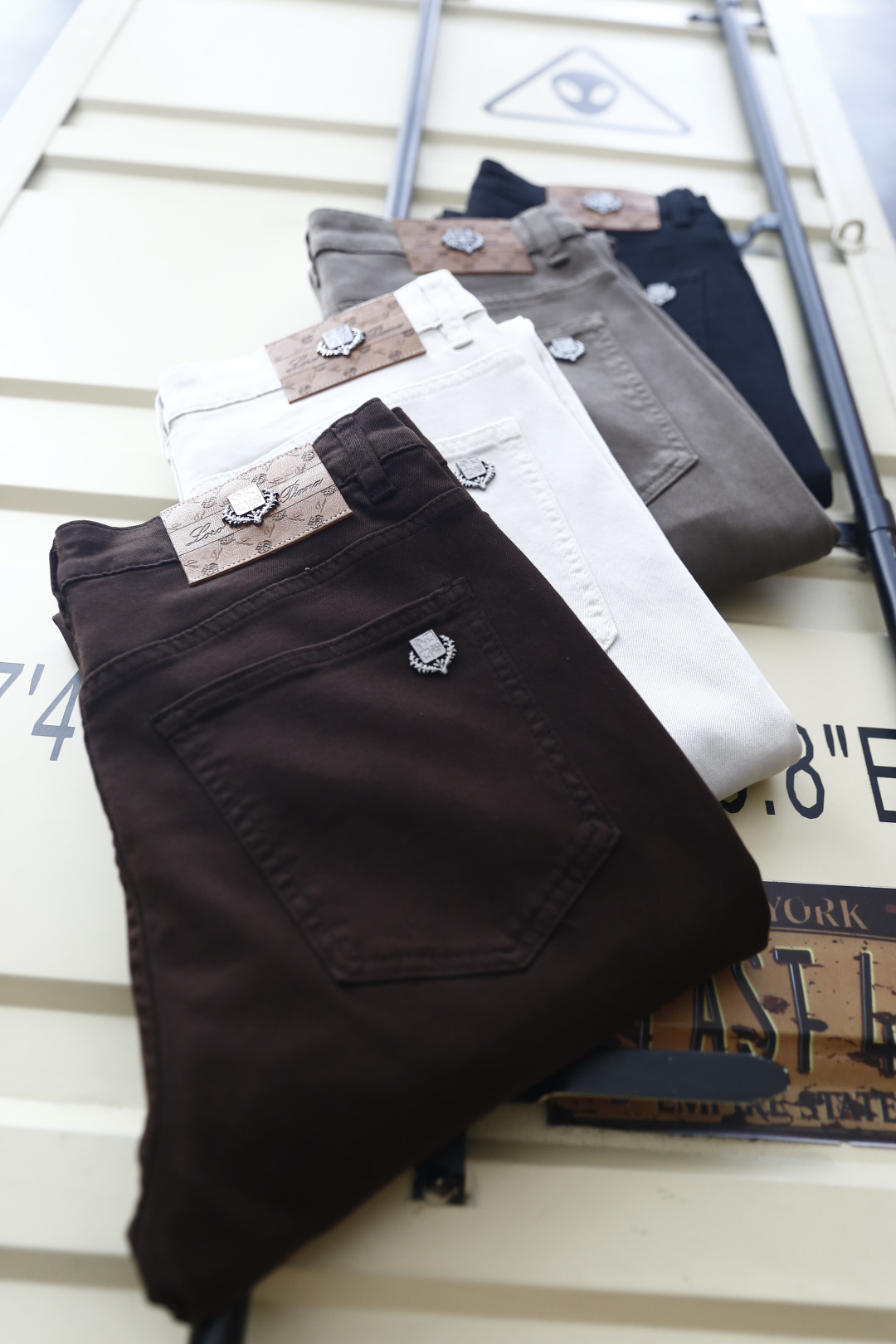 🔥Loro Piana. 26夏季新品！时尚男士百搭休闲长裤👍经典五袋式裤型搭配标准腰袢设计，后腰配有皮质标牌装饰，后袋