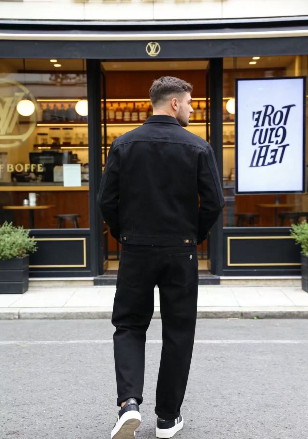 🔥Loro Piana. 26夏季新品！时尚男士百搭休闲长裤👍经典五袋式裤型搭配标准腰袢设计，后腰配有皮质标牌装饰，后袋