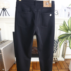 🔥Loro Piana. 26夏季新品!时尚男士百搭休闲长裤👍经典五袋式裤型搭配标准腰袢设计,后腰配有皮质标牌装饰,后袋 🔥Loro Piana. 26夏季新品!时尚男士百搭休闲长裤👍经典五袋式裤型搭配标准腰袢设计,后腰配有皮质标牌装饰,后袋