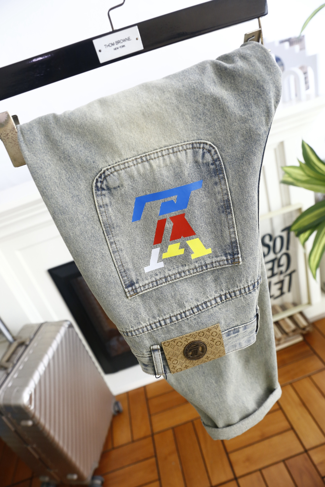 🔥路易威*/LV. 26夏季新品！时尚男士高端水洗牛仔裤👖后腰满纹印花皮牌搭配金属圆标，满满奢牌辨识度。经典双后袋设计，