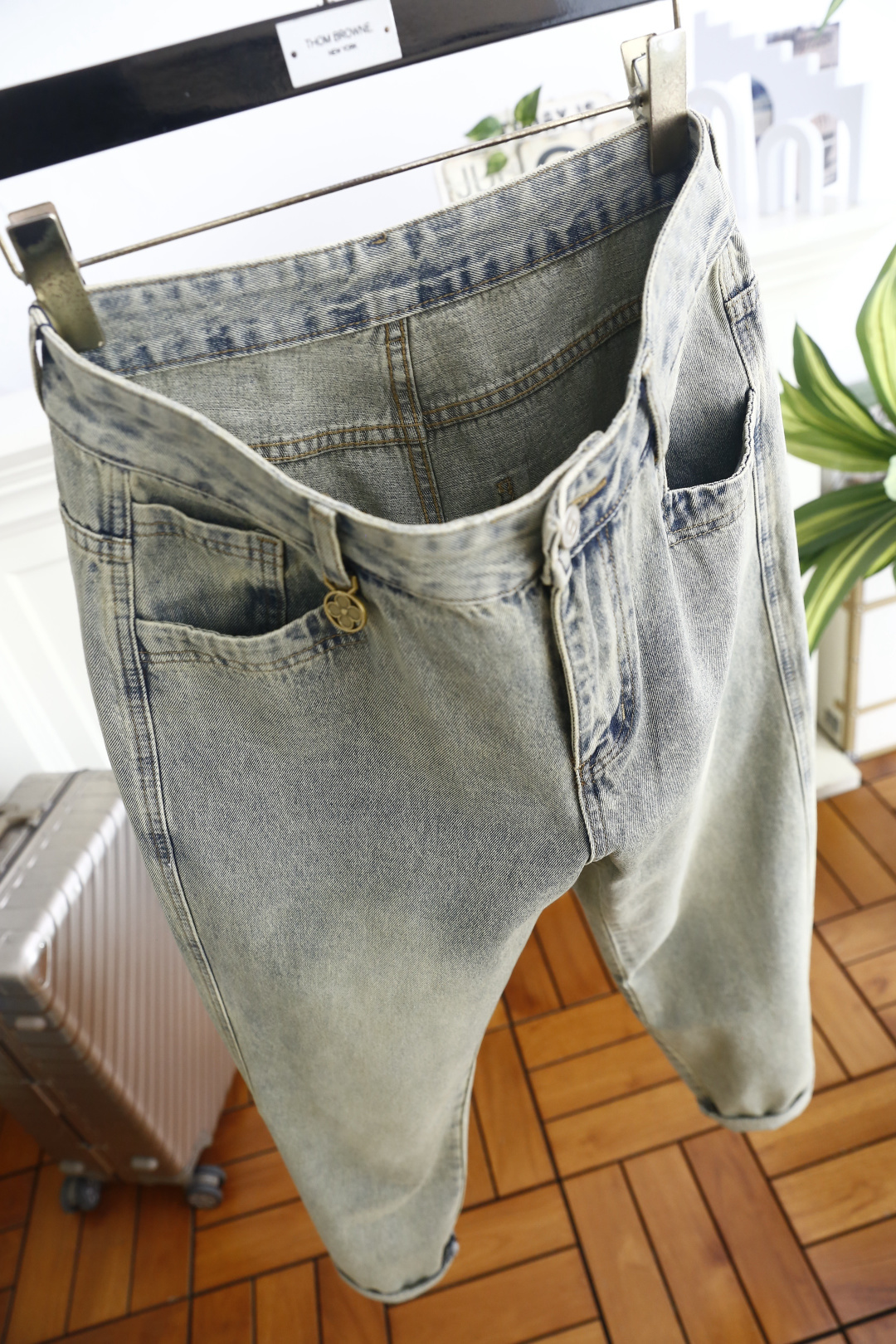 🔥路易威*/LV. 26夏季新品！时尚男士高端水洗牛仔裤👖后腰满纹印花皮牌搭配金属圆标，满满奢牌辨识度。经典双后袋设计，
