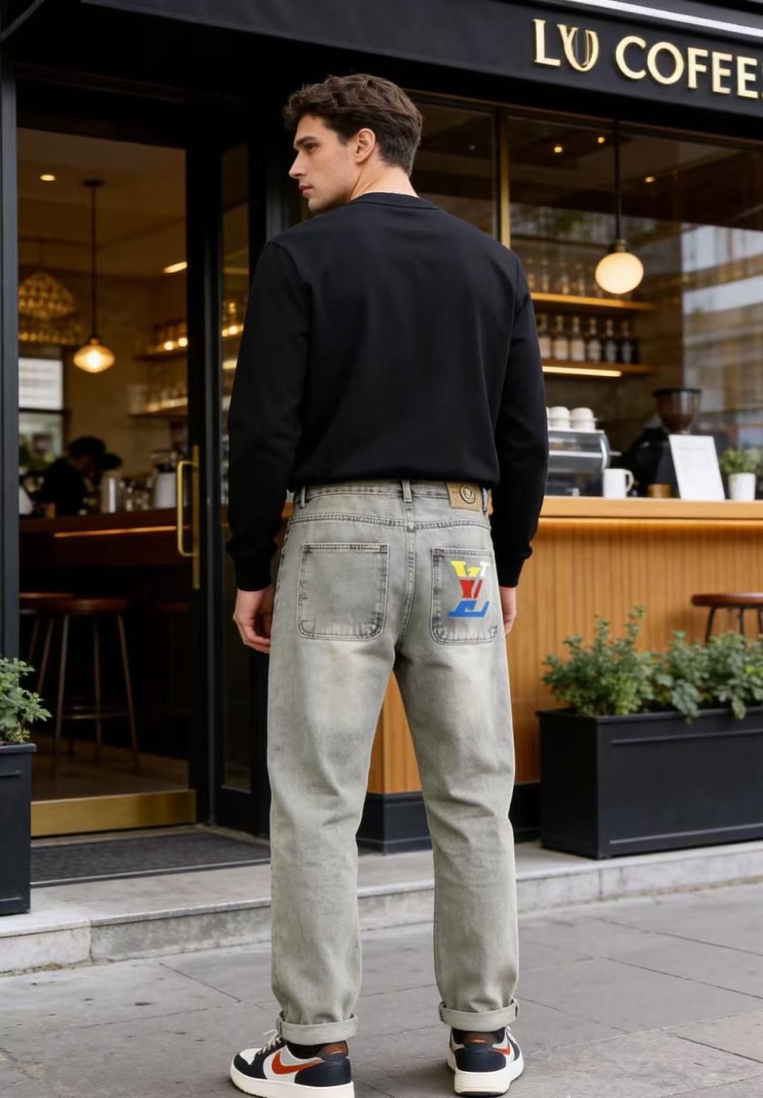 🔥路易威*/LV. 26夏季新品！时尚男士高端水洗牛仔裤👖后腰满纹印花皮牌搭配金属圆标，满满奢牌辨识度。经典双后袋设计，