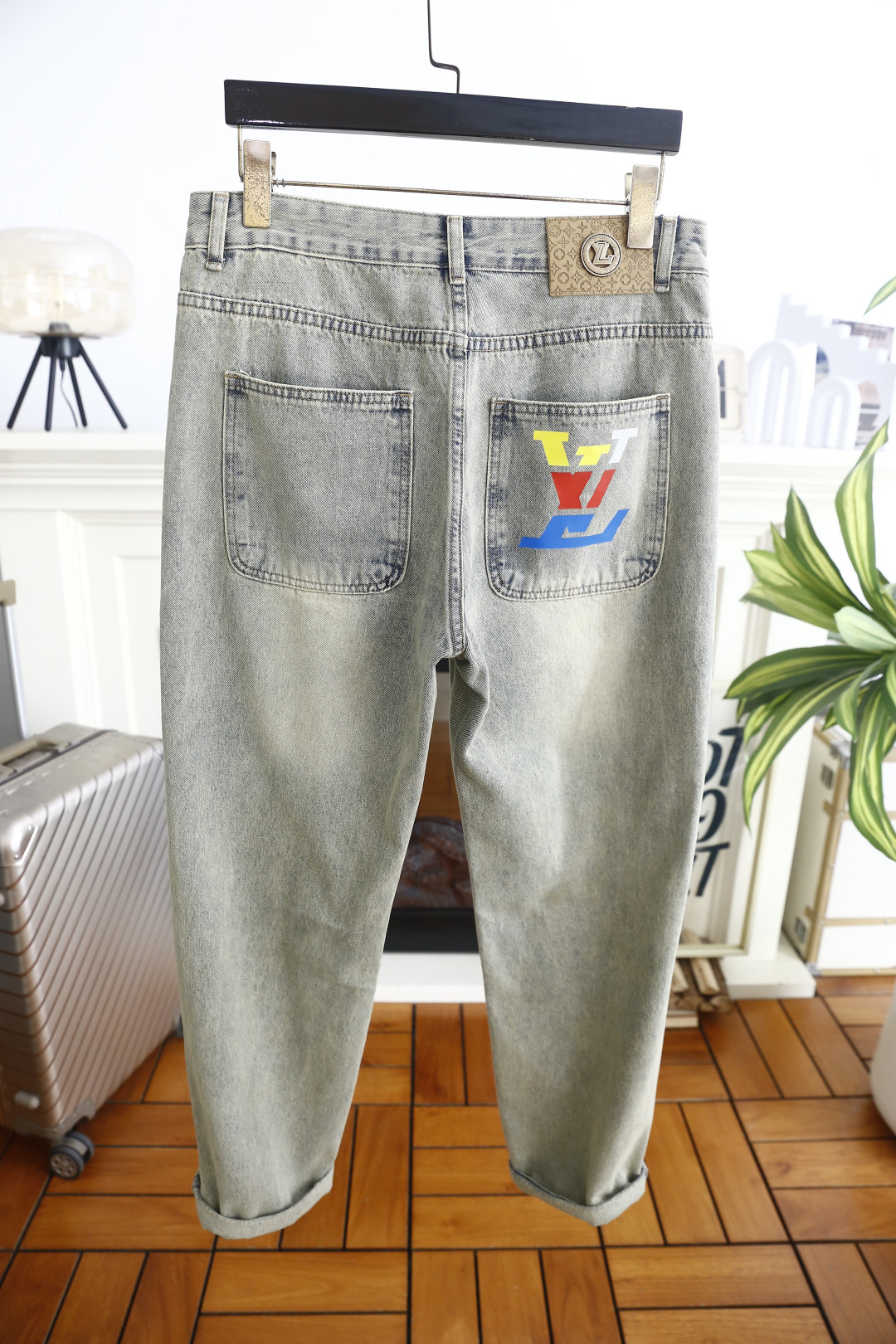 🔥路易威*/LV. 26夏季新品！时尚男士高端水洗牛仔裤👖后腰满纹印花皮牌搭配金属圆标，满满奢牌辨识度。经典双后袋设计，