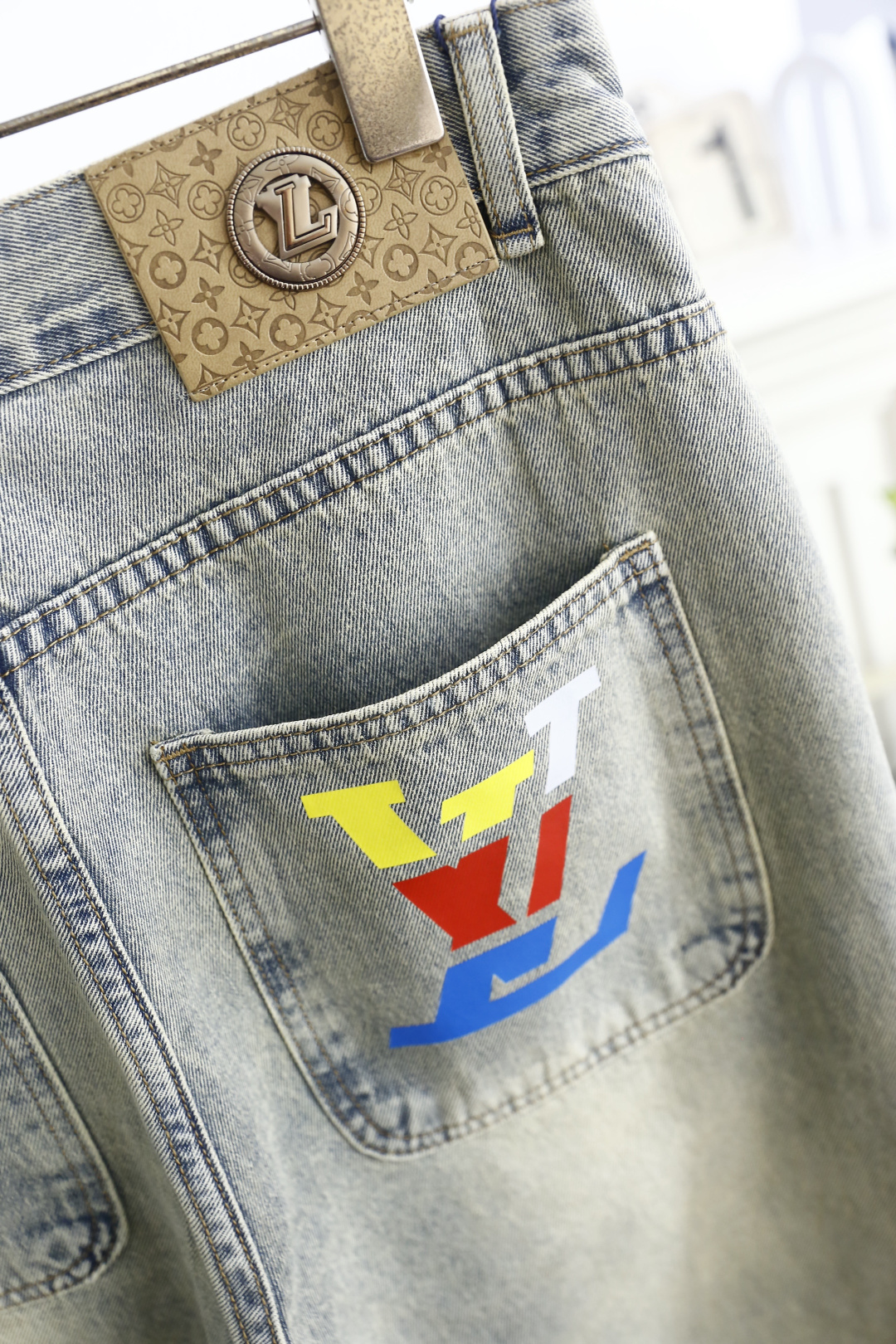 🔥路易威*/LV. 26夏季新品！时尚男士高端水洗牛仔裤👖后腰满纹印花皮牌搭配金属圆标，满满奢牌辨识度。经典双后袋设计，