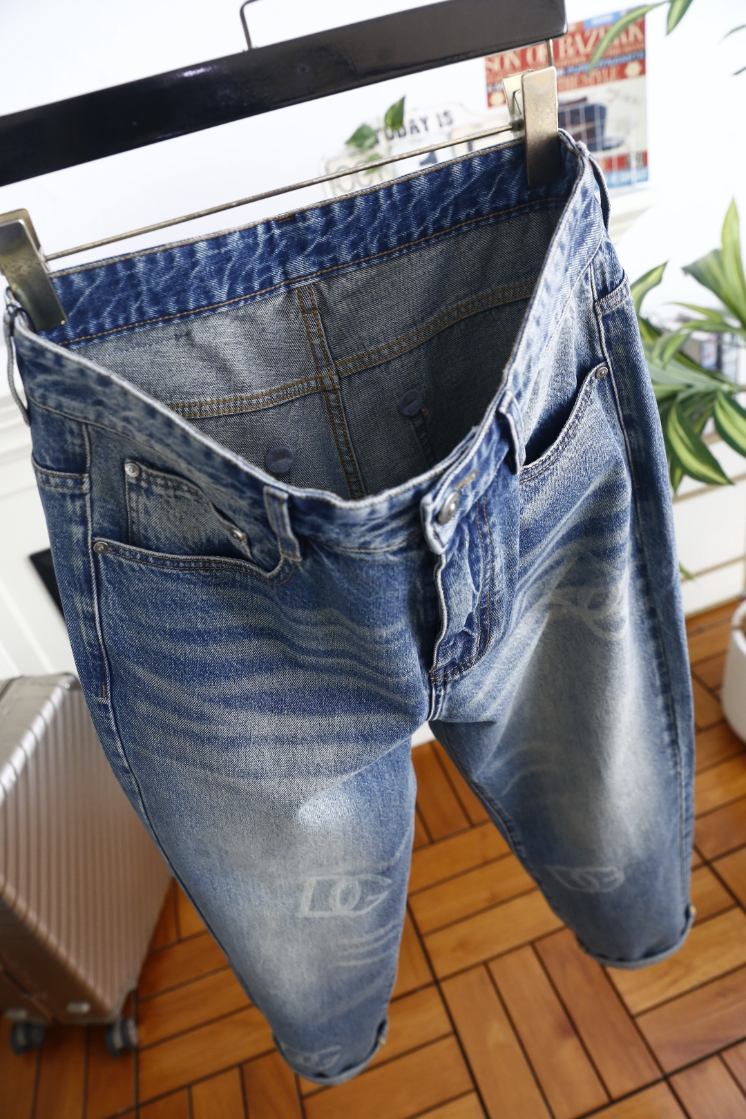 🔥杜嘉班纳. 26秋季新品！时尚男士牛仔裤，后腰皮质标牌点缀，裤身暗纹标识富有辨识度。宽松直筒裤型包容腿型，裤脚可翻折穿