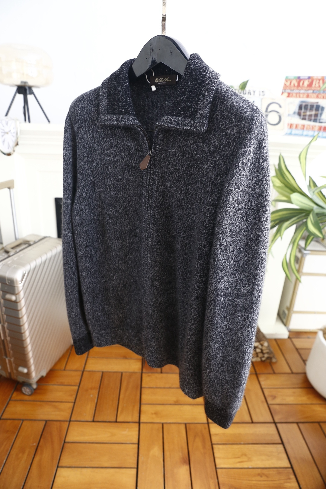🔥Loro Piana. 26秋季新品！时尚男士翻领拉链针织开衫，羊绒羊毛混纺材质，翻领肌理撞色设计，顺滑全拉链门襟，罗
