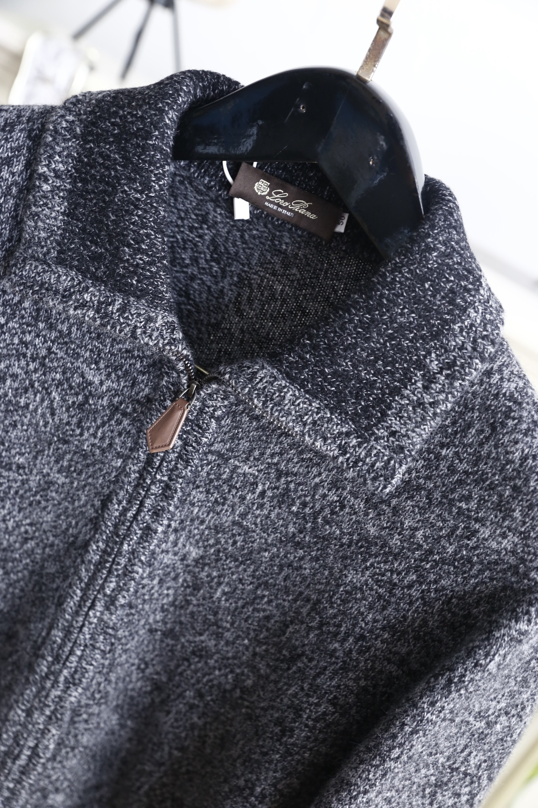🔥Loro Piana. 26秋季新品！时尚男士翻领拉链针织开衫，羊绒羊毛混纺材质，翻领肌理撞色设计，顺滑全拉链门襟，罗