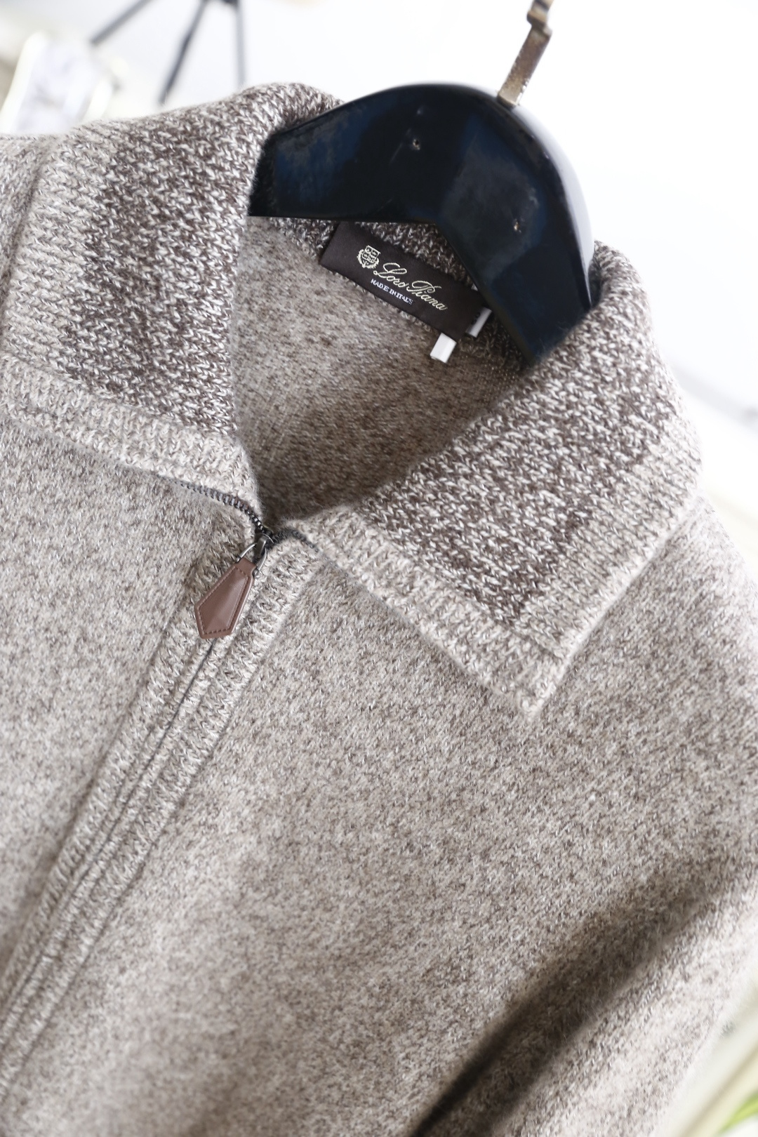 🔥Loro Piana. 26秋季新品！时尚男士翻领拉链针织开衫，羊绒羊毛混纺材质，翻领肌理撞色设计，顺滑全拉链门襟，罗
