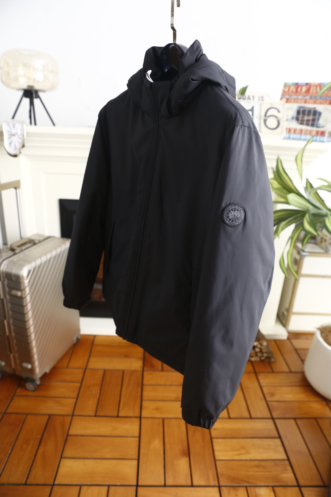 🔥加拿大鹅. 26秋冬新品！时尚男士连帽羽绒夹克，可收纳连帽设计，主拉链顺滑耐用，侧插口袋简约实用，袖口调节扣方便贴合手