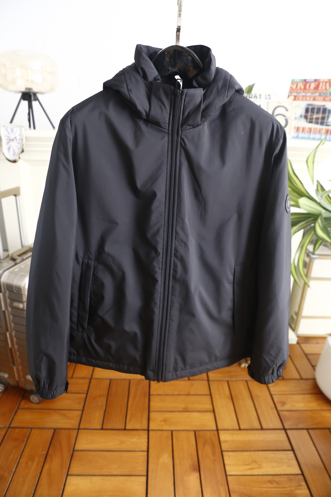 🔥加拿大鹅. 26秋冬新品！时尚男士连帽羽绒夹克，可收纳连帽设计，主拉链顺滑耐用，侧插口袋简约实用，袖口调节扣方便贴合手