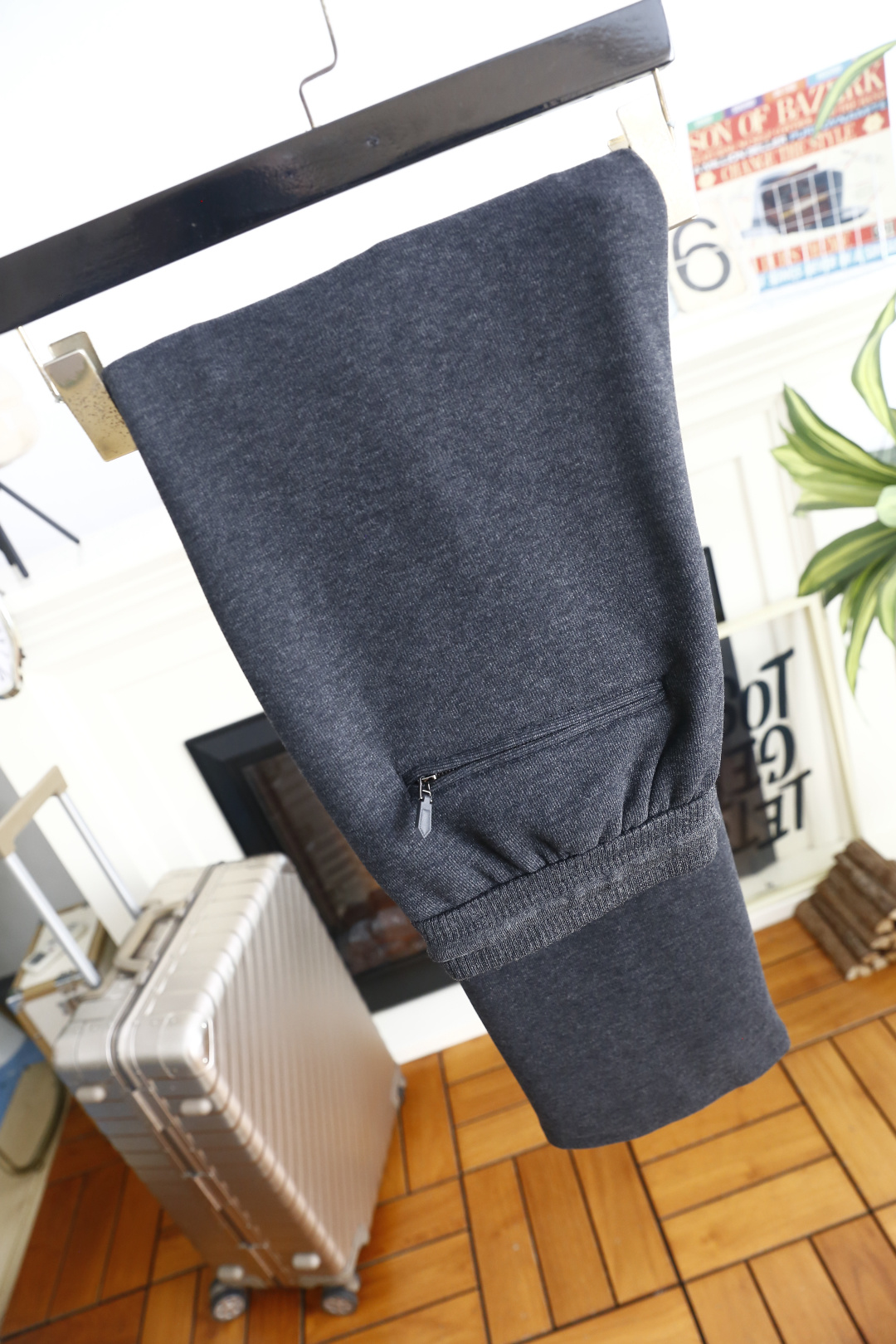 🔥Loro Piana. 26秋冬新款！时尚男士休闲卫裤，松紧抽绳腰头适配不同腰围，后袋拉链设计兼顾美观与安全。直筒裤型