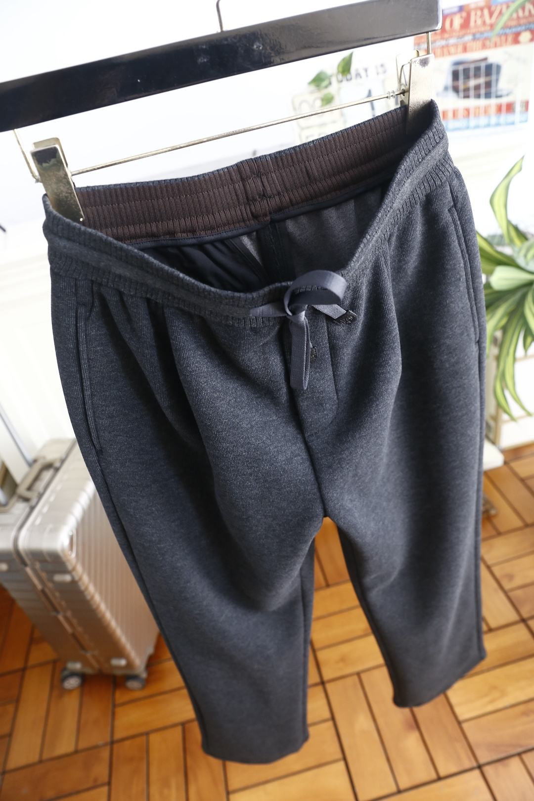 🔥Loro Piana. 26秋冬新款！时尚男士休闲卫裤，松紧抽绳腰头适配不同腰围，后袋拉链设计兼顾美观与安全。直筒裤型