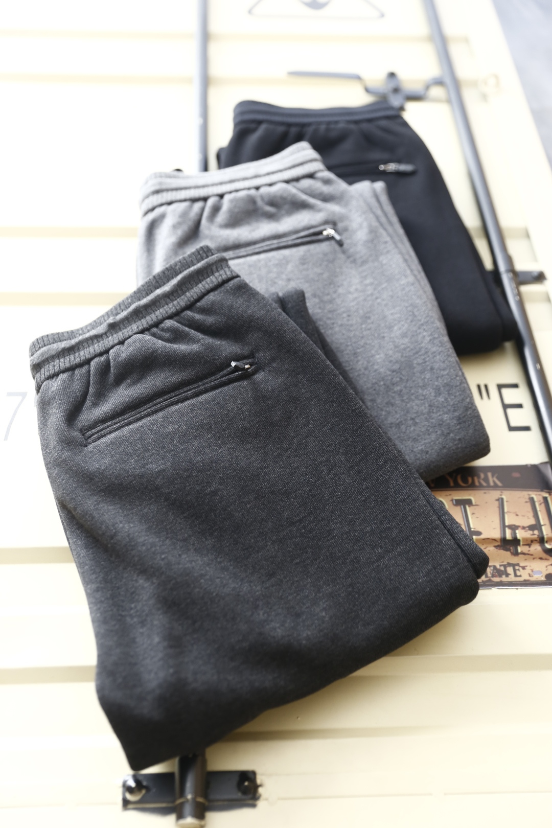 🔥Loro Piana. 26秋冬新款！时尚男士休闲卫裤，松紧抽绳腰头适配不同腰围，后袋拉链设计兼顾美观与安全。直筒裤型