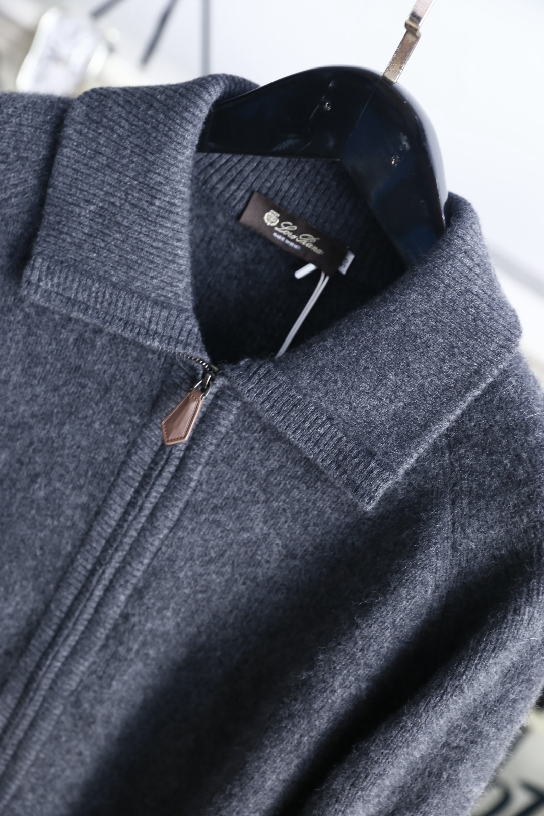 🔥Loro Piana. 26秋冬新款！时尚男士翻领全拉链针织开衫，羊毛羊绒混纺材质，宽翻领肌理感饱满，双向拉链设计穿脱