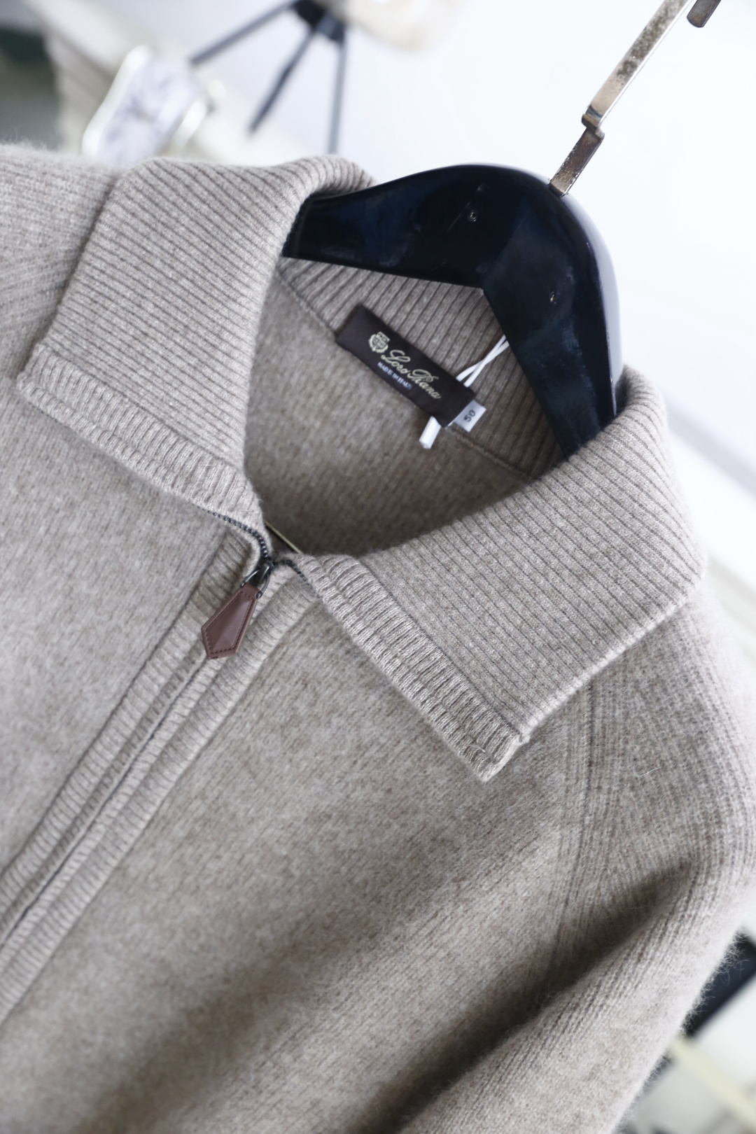 🔥Loro Piana. 26秋冬新款！时尚男士翻领全拉链针织开衫，羊毛羊绒混纺材质，宽翻领肌理感饱满，双向拉链设计穿脱