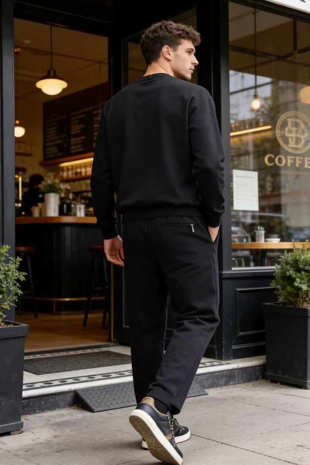🔥Loro Piana. 26秋冬新款！时尚男士休闲卫裤，松紧抽绳腰头适配不同腰围，后袋拉链设计兼顾美观与安全。直筒裤型