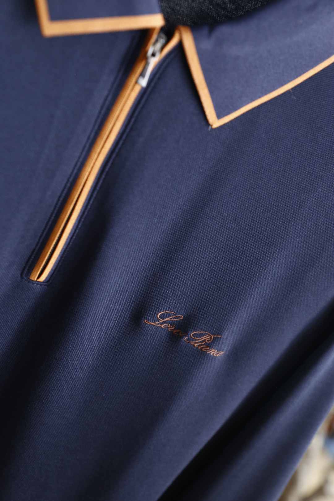 🔥Loro Piana. 26秋冬新款！时尚男士长袖Polo衫，撞色包边翻领搭配半拉链门襟，胸口精致手写刺绣标识低调雅致