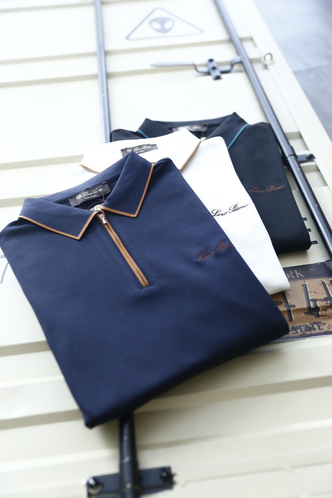 🔥Loro Piana. 26秋冬新款！时尚男士长袖Polo衫，撞色包边翻领搭配半拉链门襟，胸口精致手写刺绣标识低调雅致