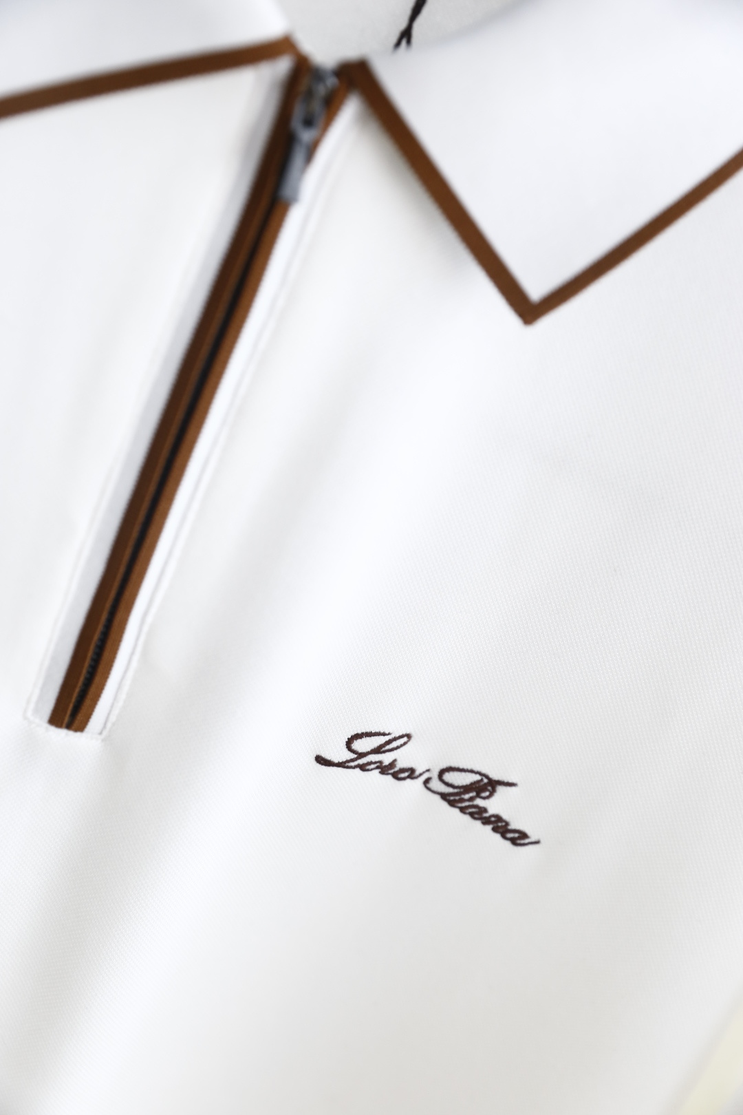 🔥Loro Piana. 26秋冬新款！时尚男士长袖Polo衫，撞色包边翻领搭配半拉链门襟，胸口精致手写刺绣标识低调雅致
