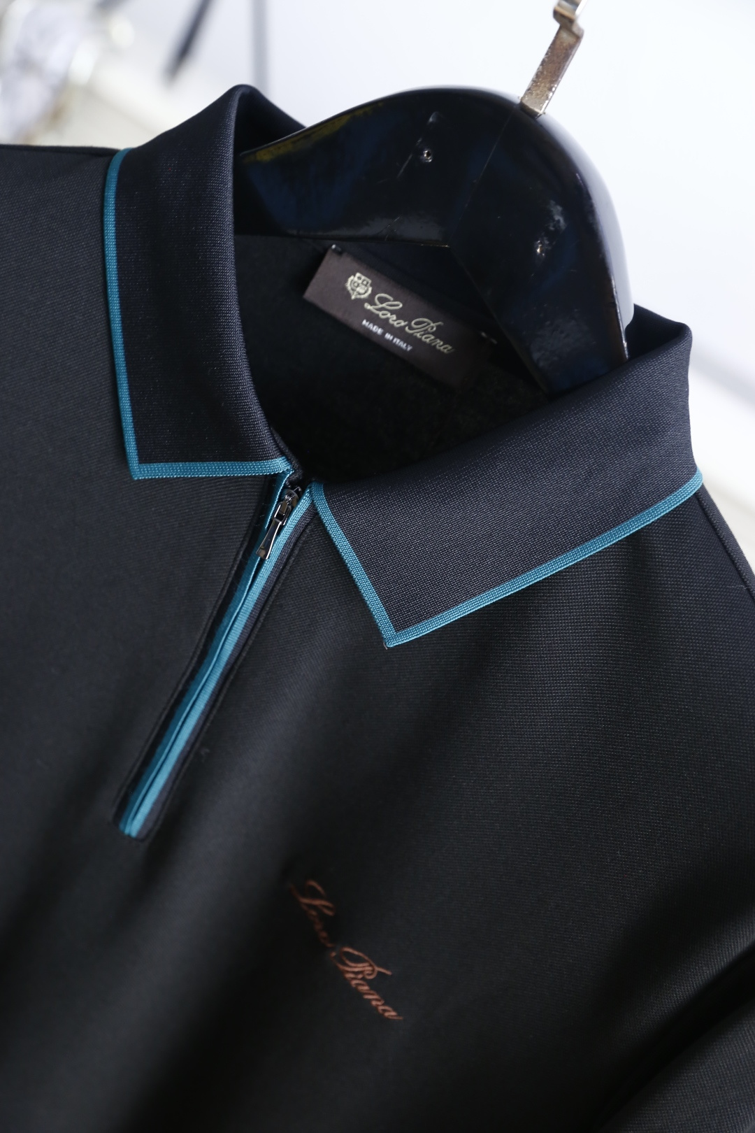 🔥Loro Piana. 26秋冬新款！时尚男士长袖Polo衫，撞色包边翻领搭配半拉链门襟，胸口精致手写刺绣标识低调雅致