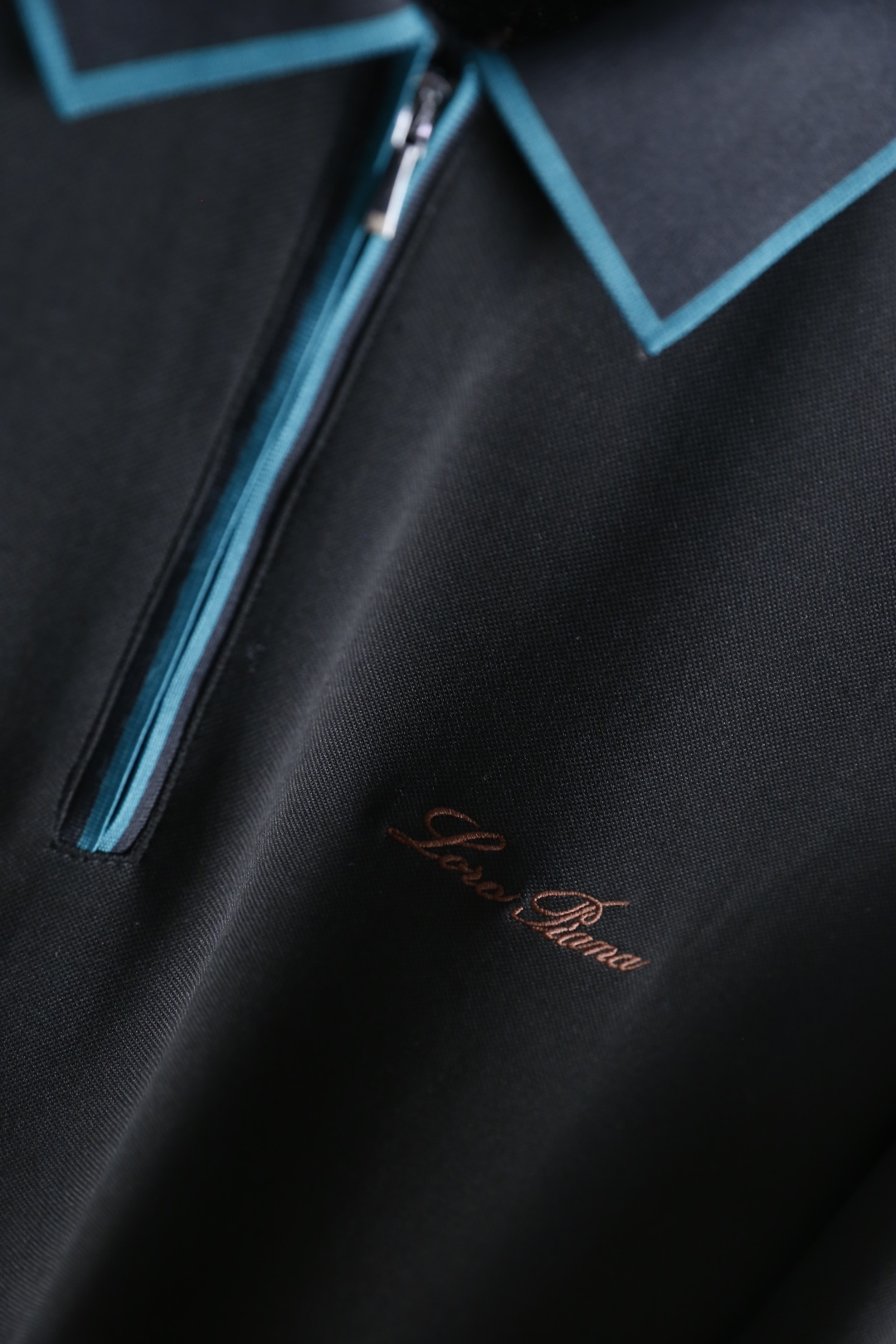 🔥Loro Piana. 26秋冬新款！时尚男士长袖Polo衫，撞色包边翻领搭配半拉链门襟，胸口精致手写刺绣标识低调雅致