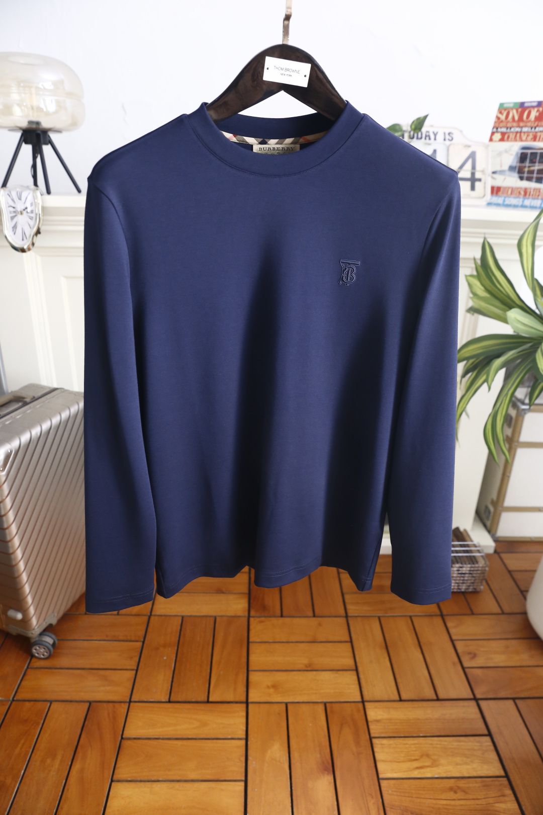 🔥巴宝丽. 26早秋新品！时尚男士轻奢长袖打底衫，经典圆领内里格纹包边流露大牌巧思，胸口立体刺绣标识低调彰显辨识度，合身